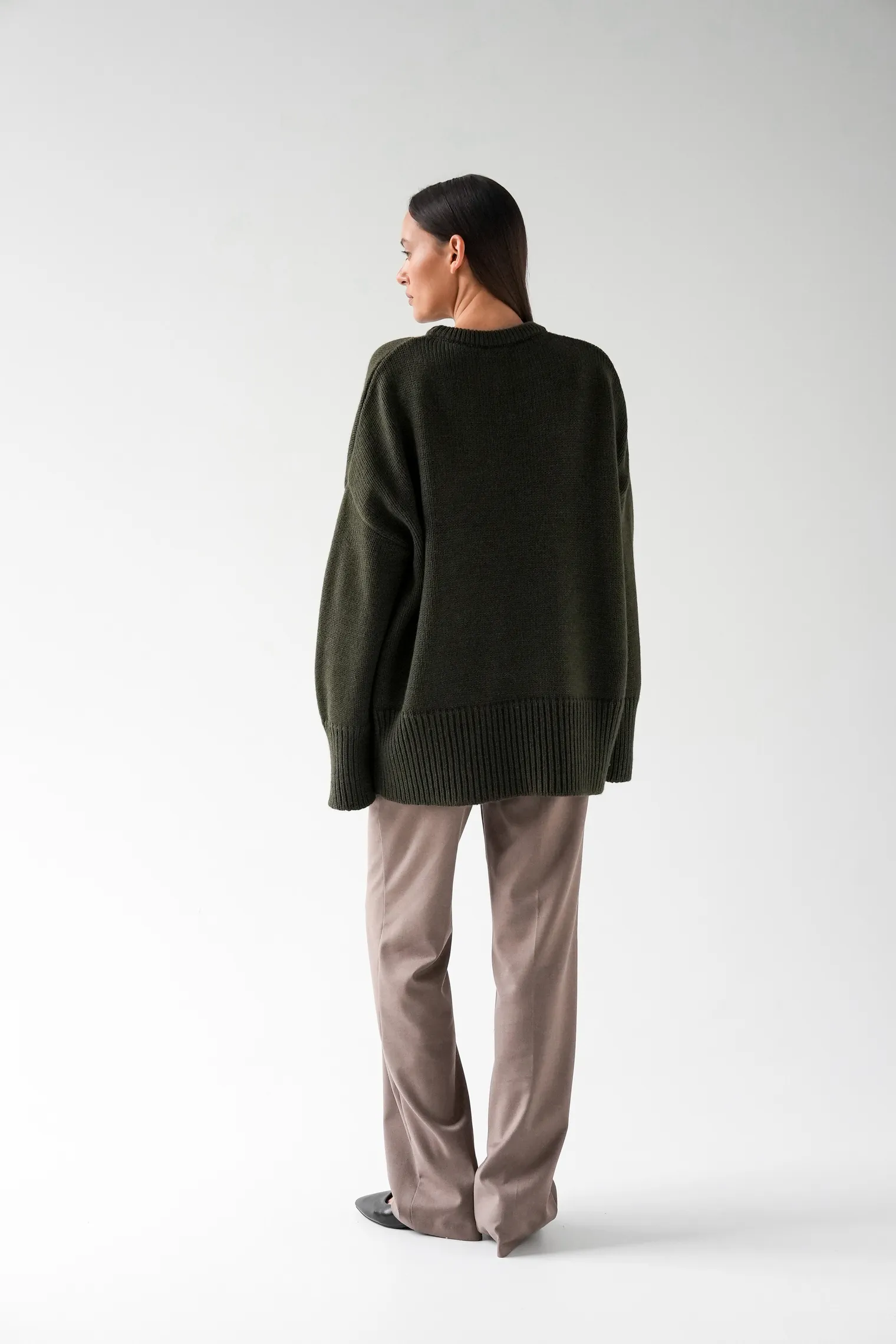 Джемпер крупной вязки с низким воротником цвета хаки фото 6