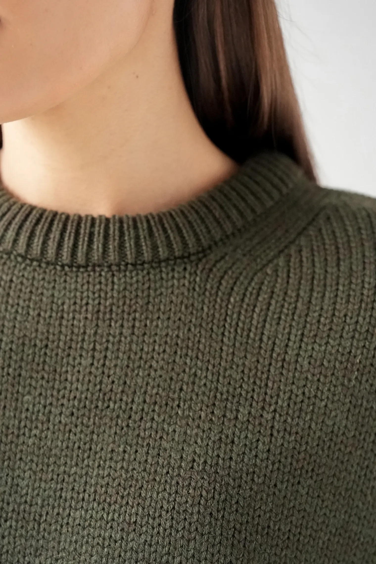 Джемпер крупной вязки с низким воротником цвета хаки фото 9
