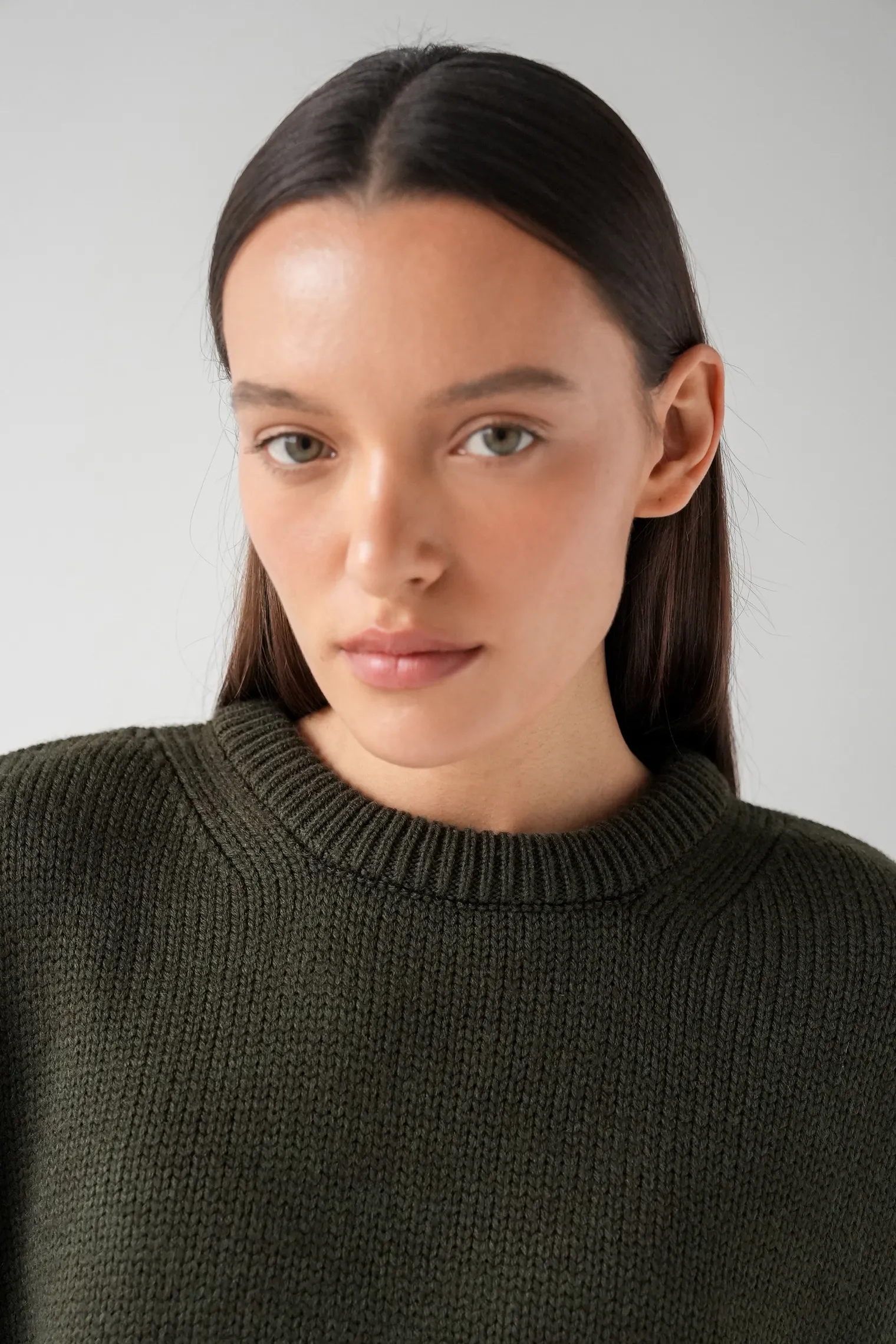 Джемпер крупной вязки с низким воротником цвета хаки фото 2