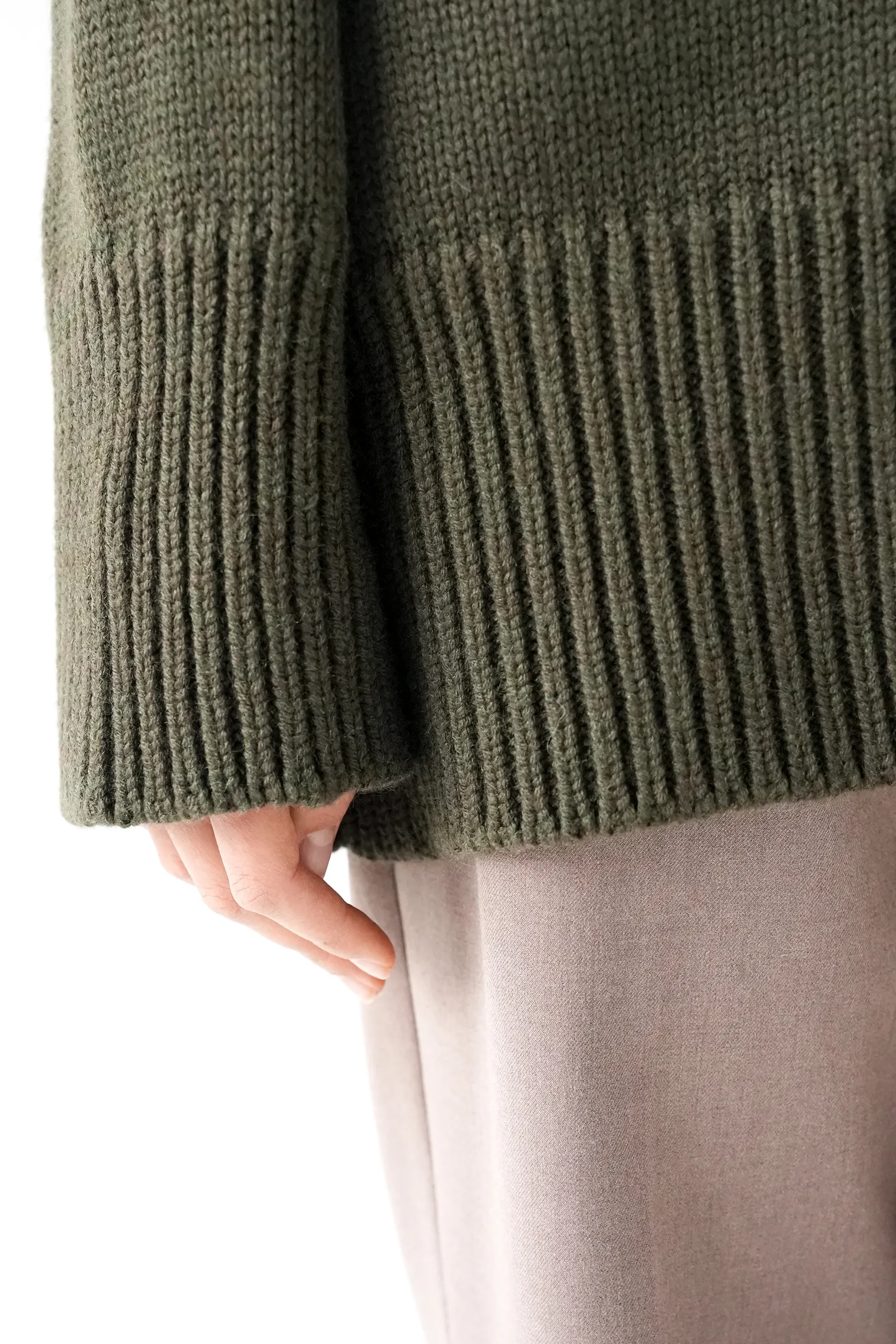 Джемпер крупной вязки с низким воротником цвета хаки фото 7