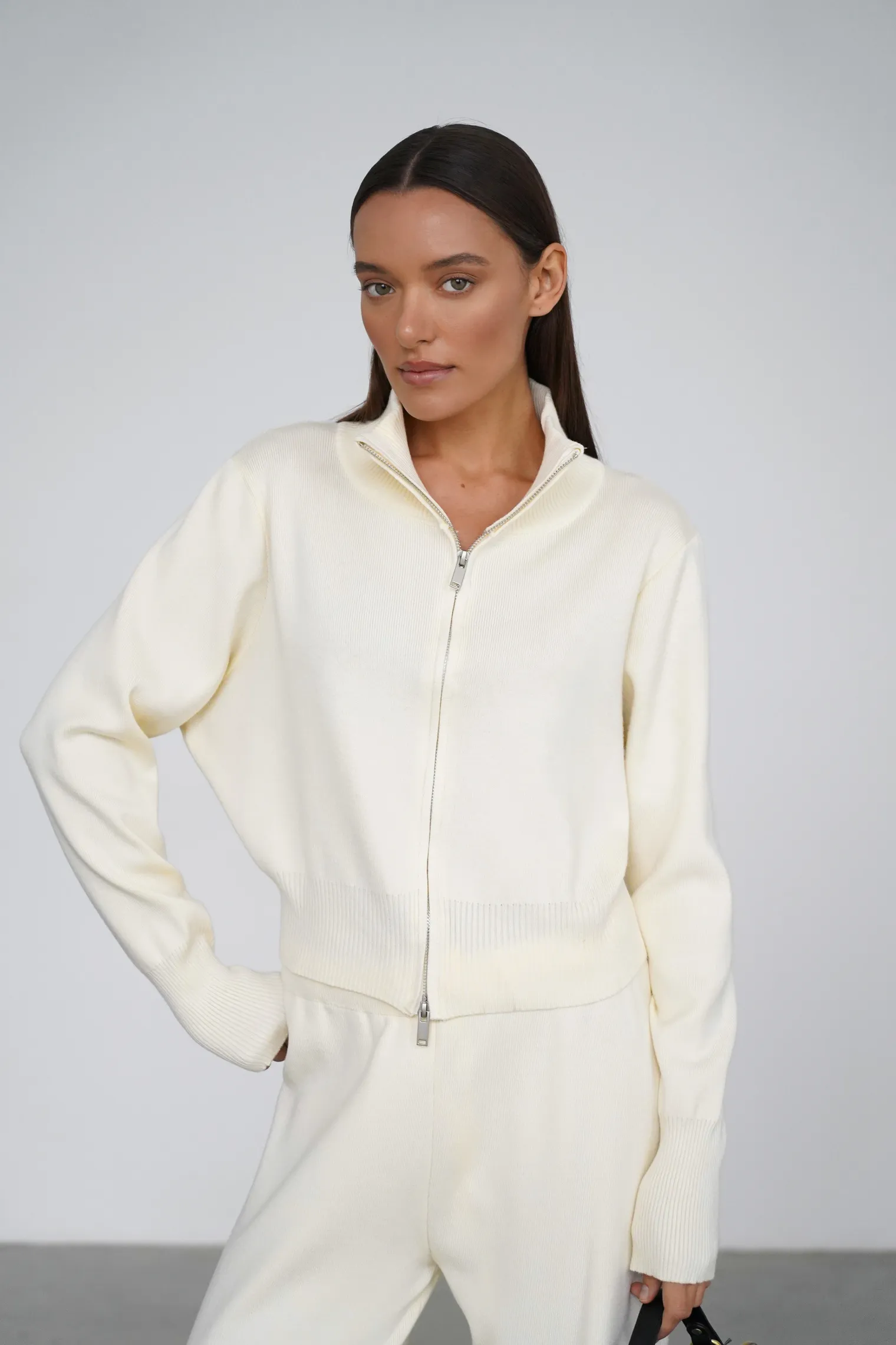 Костюм трикотажный: кардиган, брюки цвета тофу фото 7