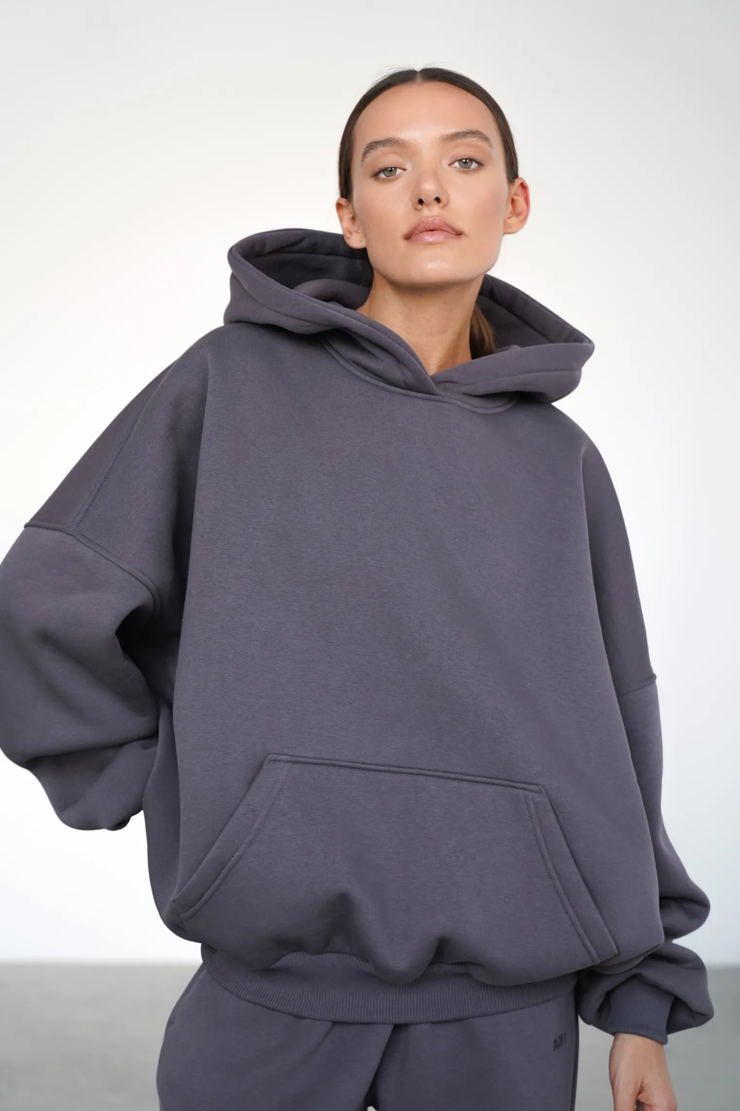 Худи свободного кроя с капюшоном графитового цвета фото 1