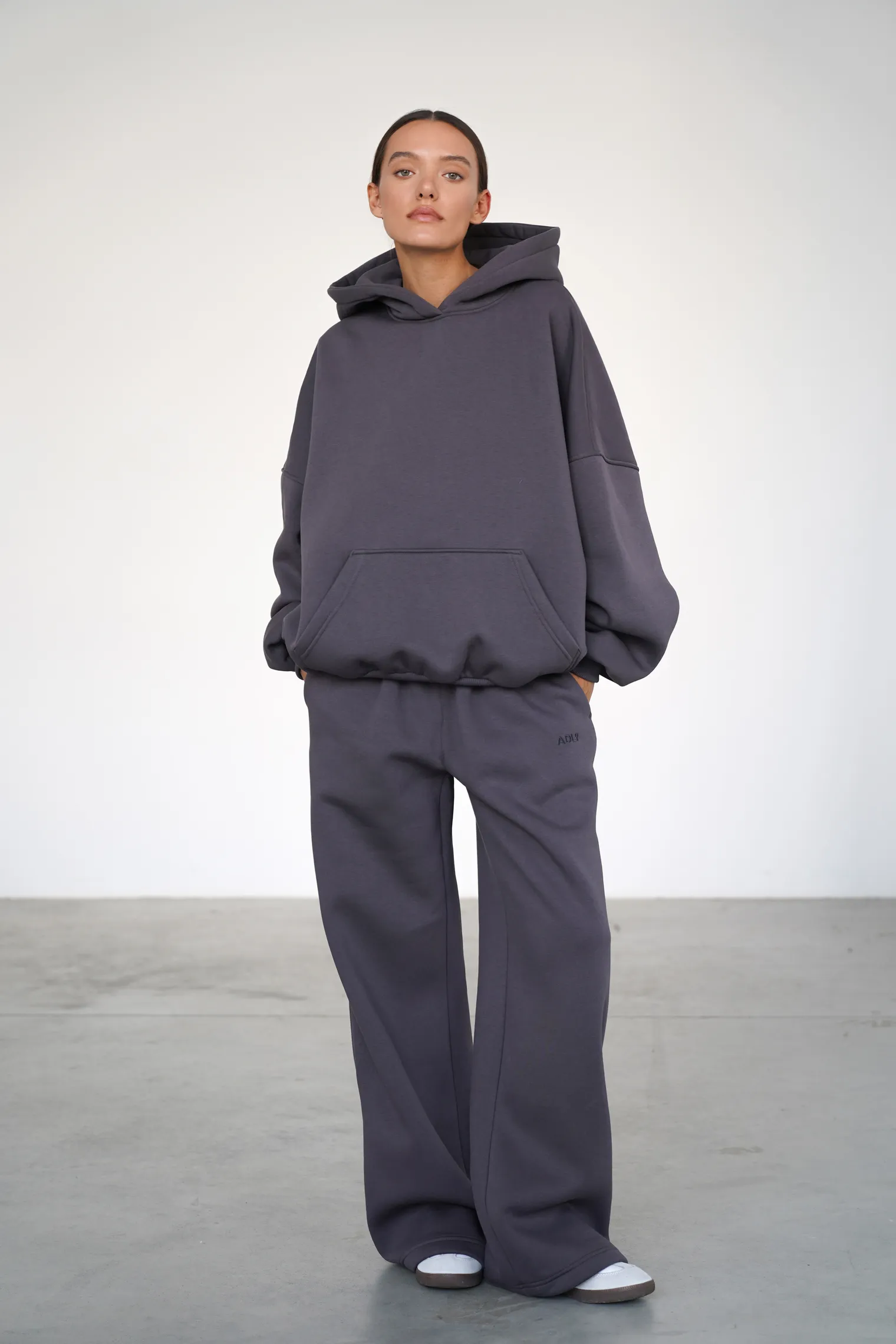 Худи свободного кроя с капюшоном графитового цвета фото 5