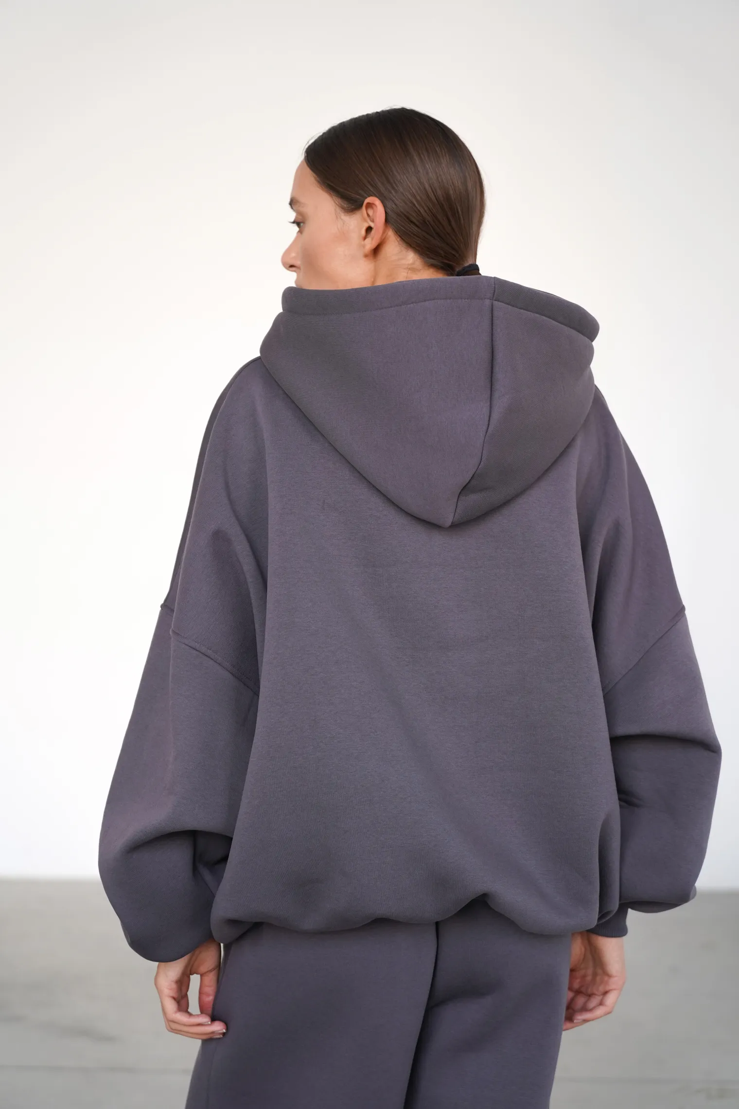 Худи свободного кроя с капюшоном графитового цвета фото 4