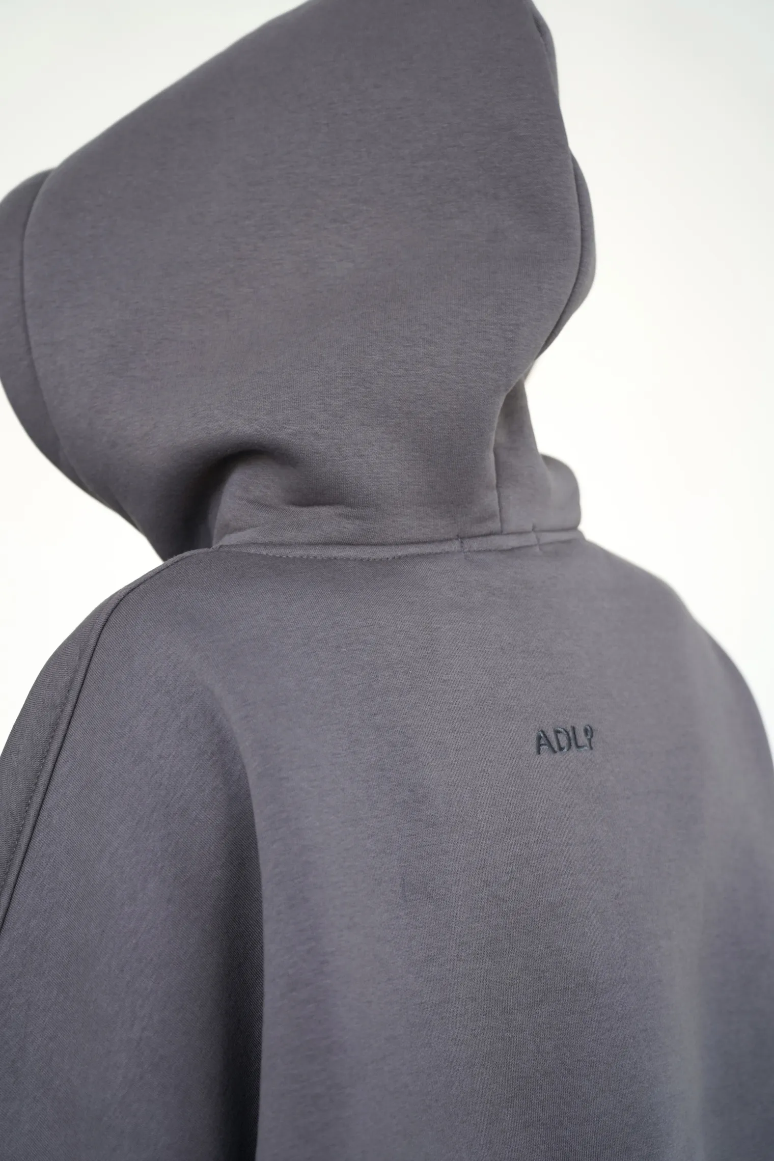 Худи свободного кроя с капюшоном графитового цвета фото 7