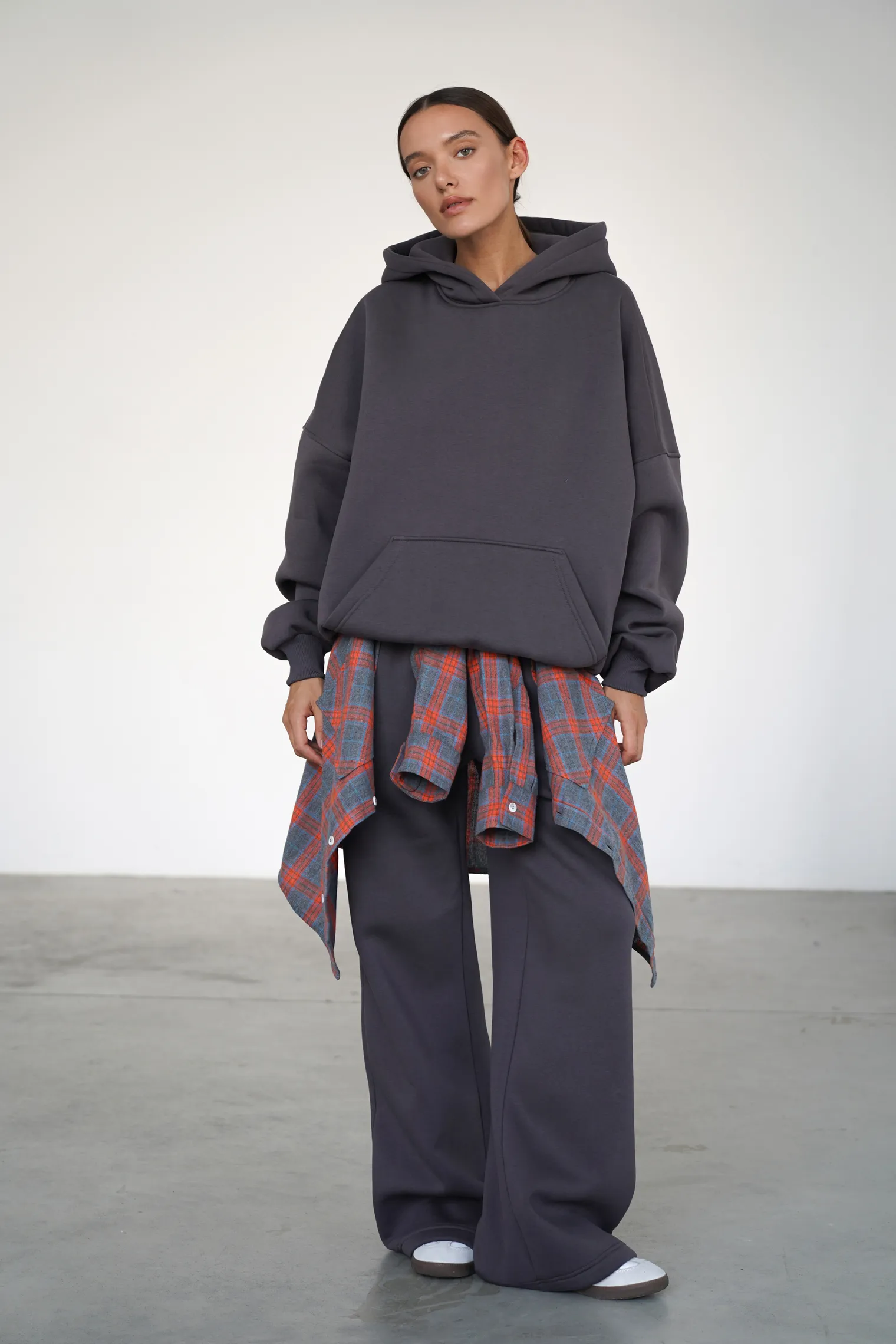 Худи свободного кроя с капюшоном графитового цвета фото 3
