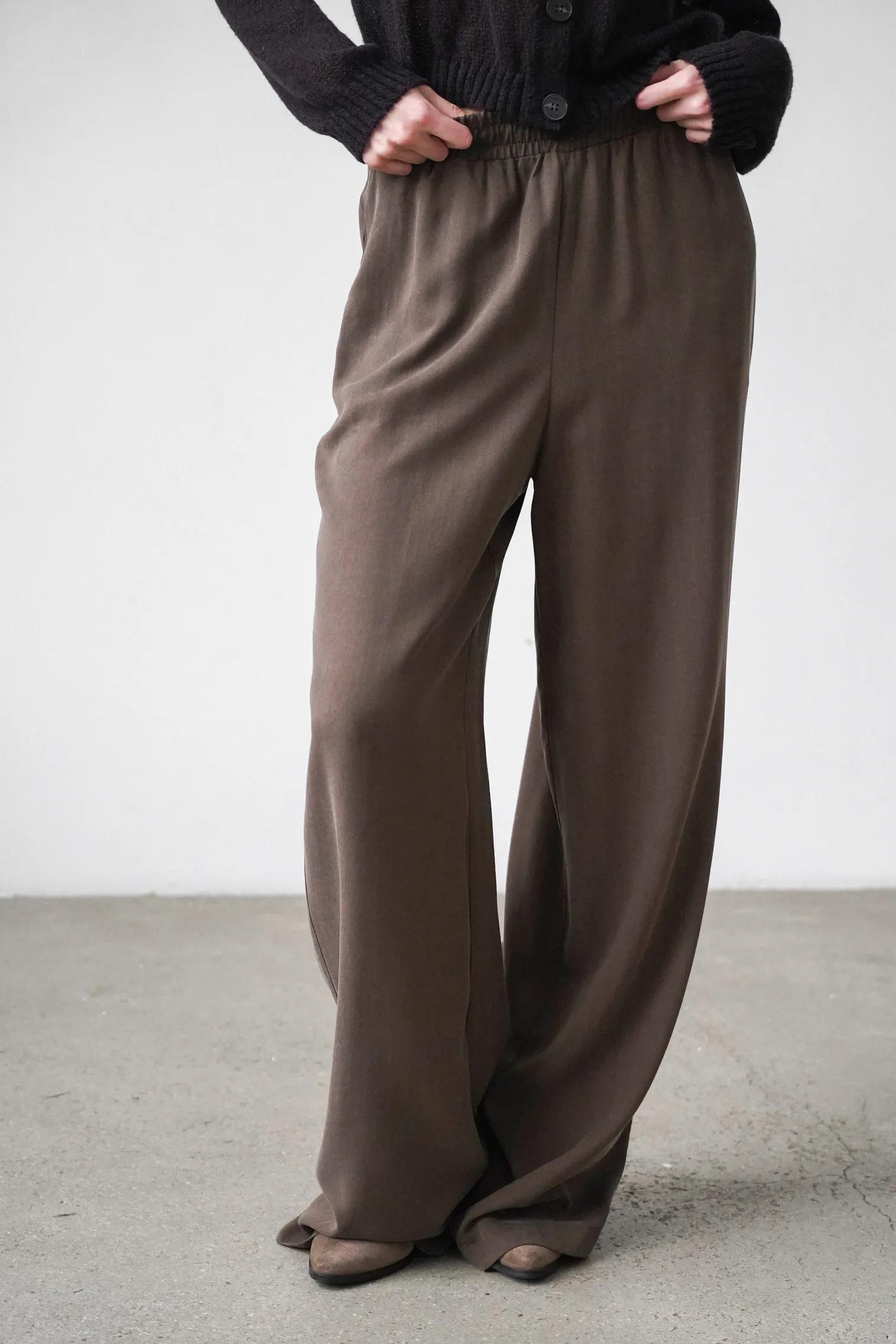 Брюки прямого кроя с карманами цвета горький шоколад фото 3