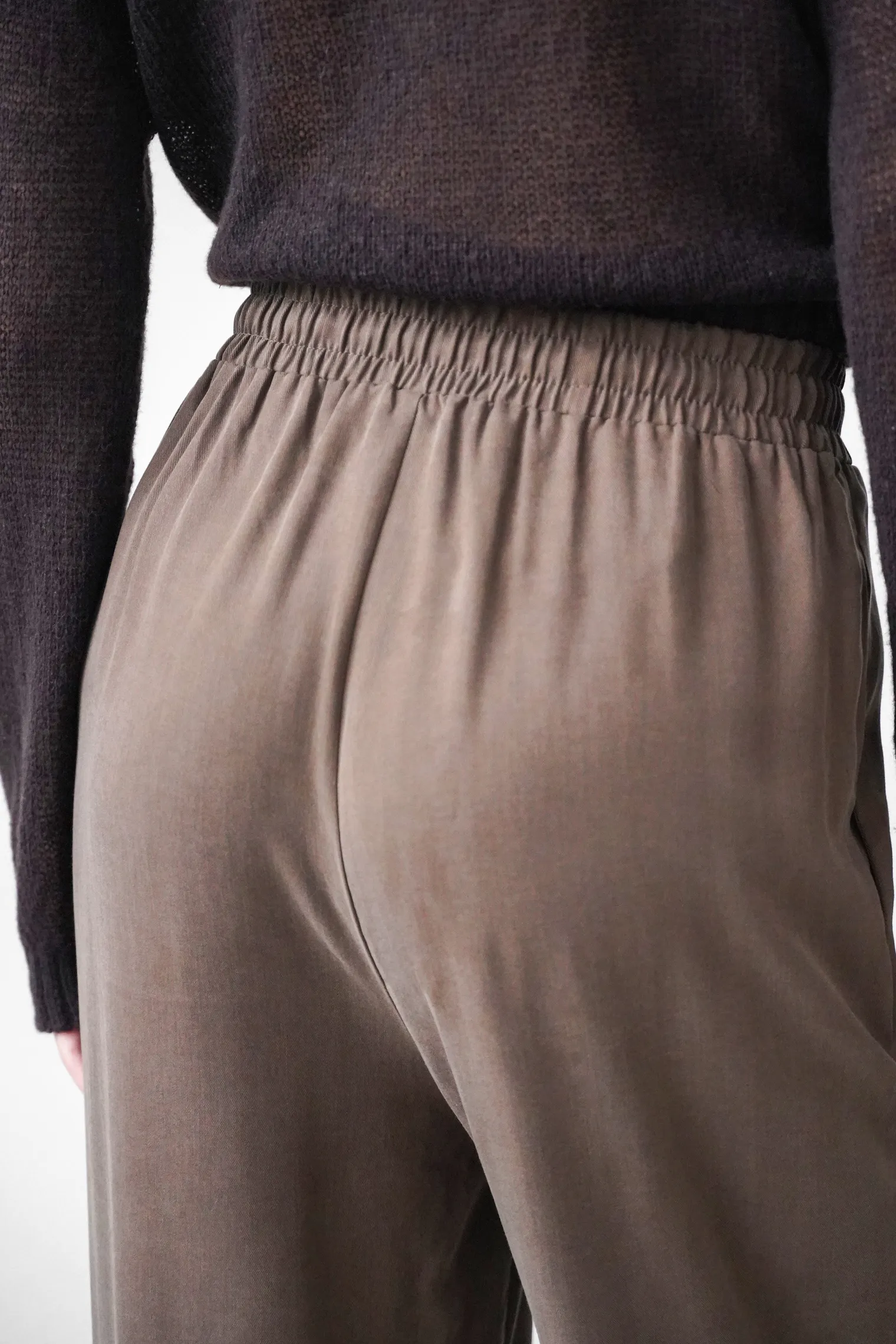 Брюки прямого кроя с карманами цвета горький шоколад фото 6