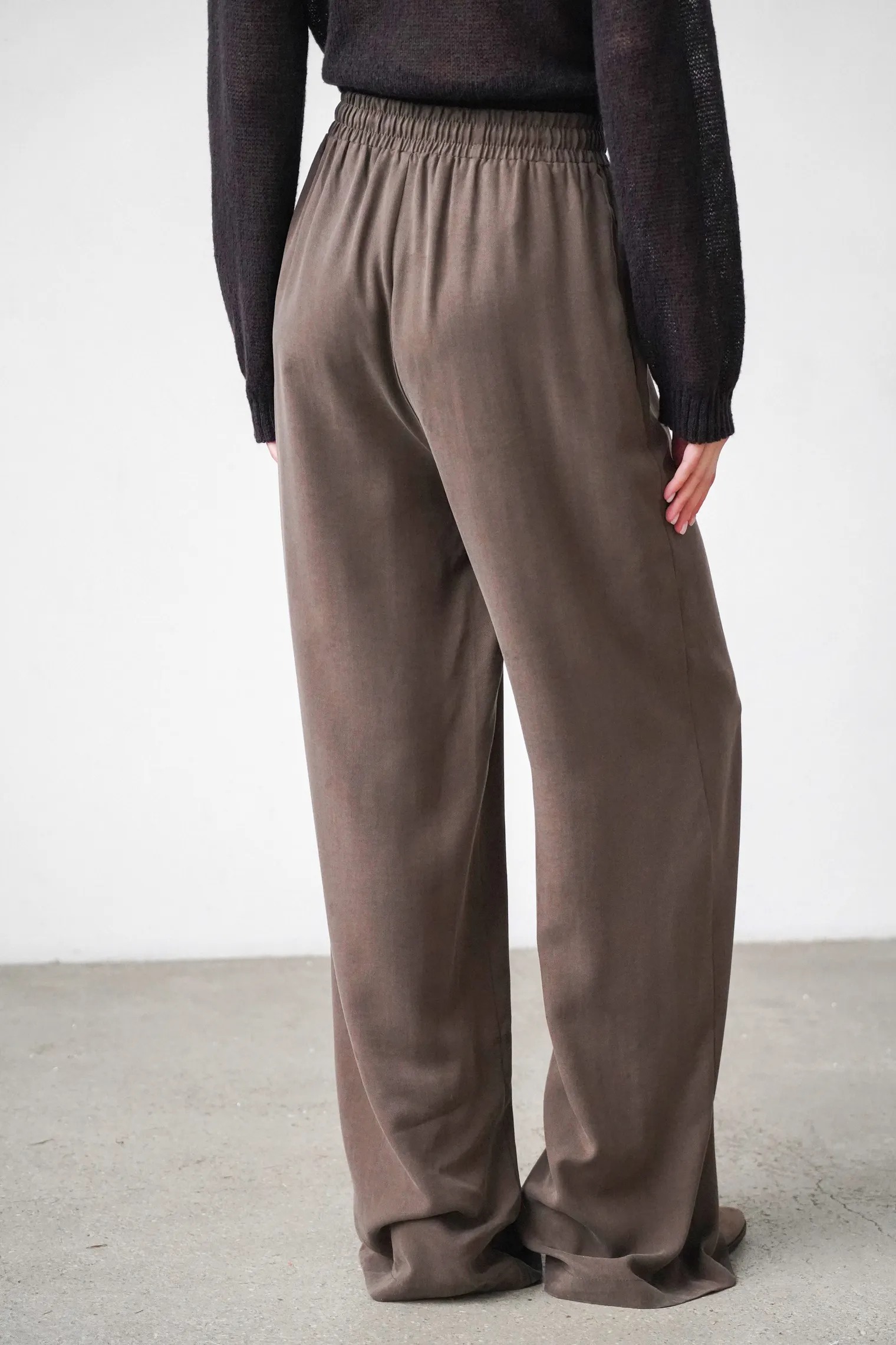 Брюки прямого кроя с карманами цвета горький шоколад фото 4