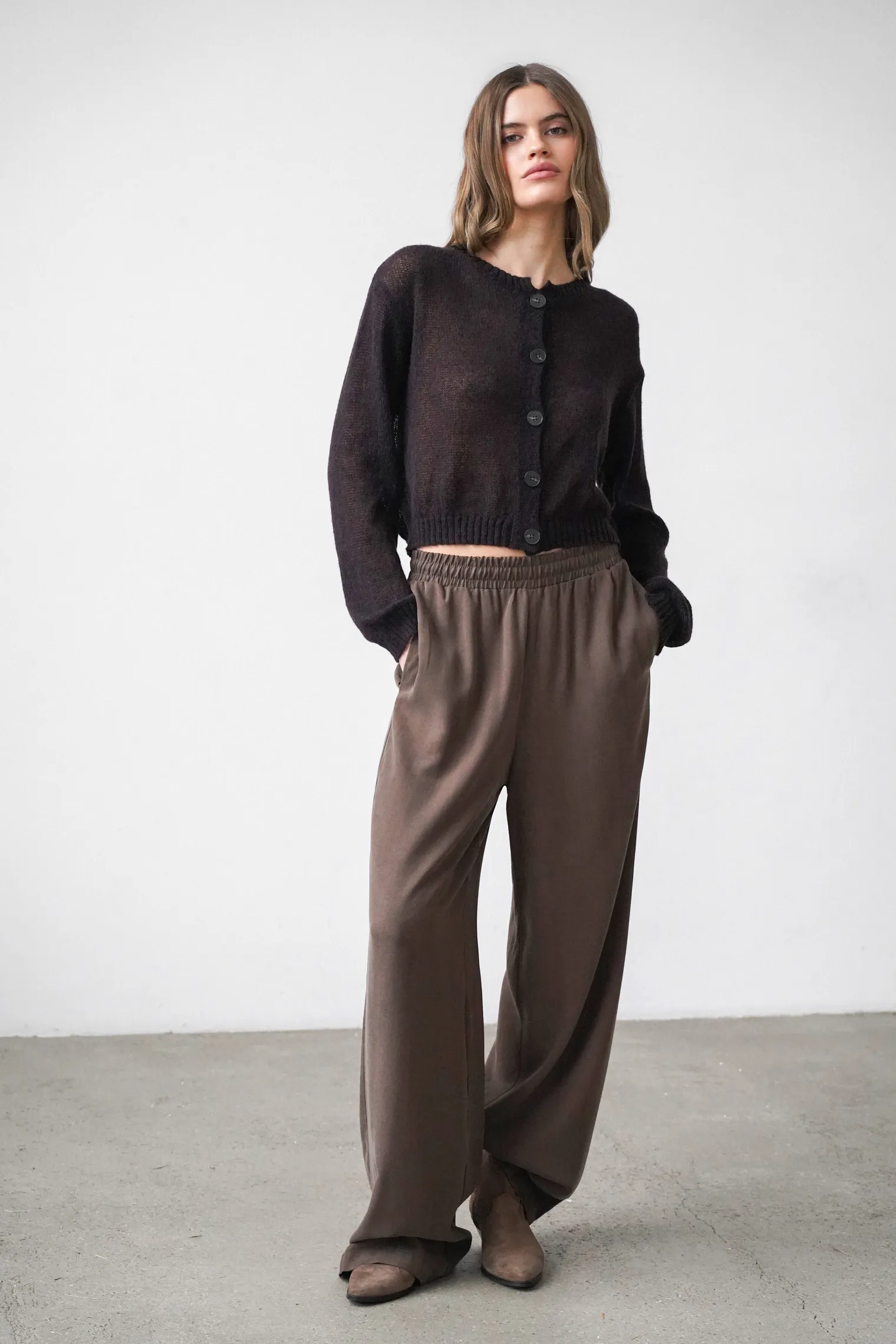 Брюки прямого кроя с карманами цвета горький шоколад фото 5