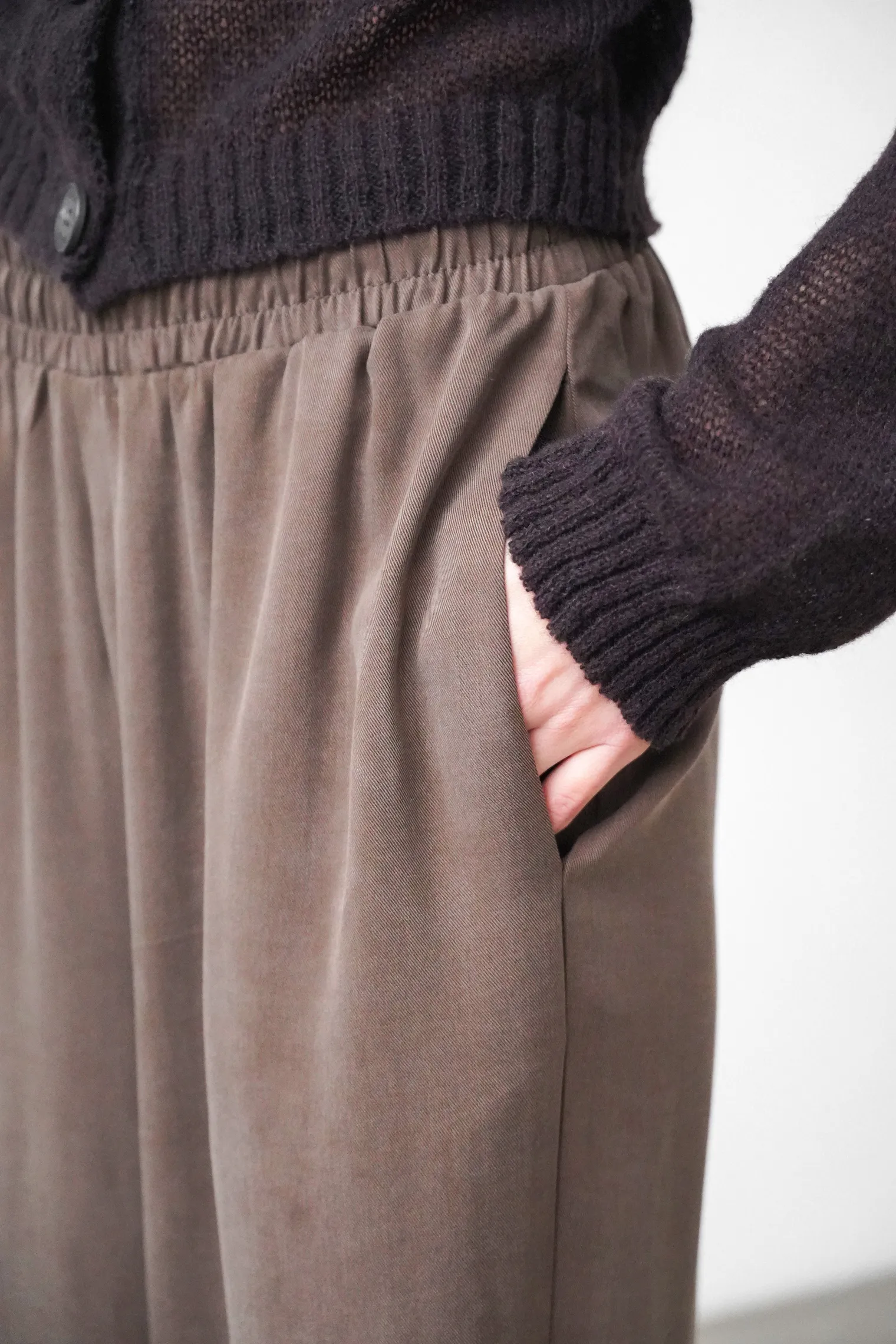 Брюки прямого кроя с карманами цвета горький шоколад фото 2