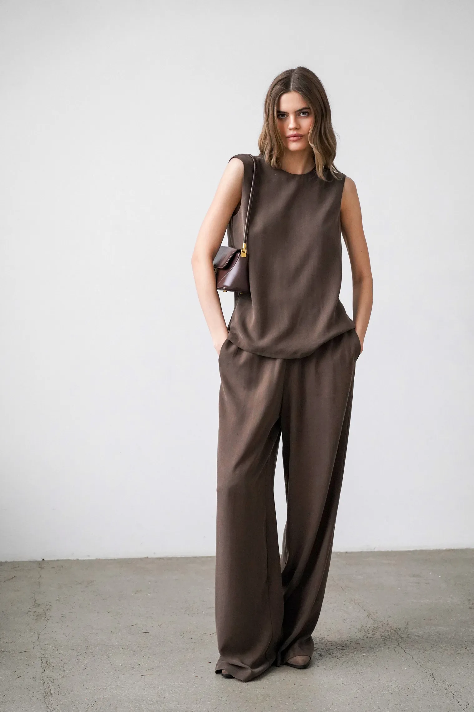 Брюки прямого кроя с карманами цвета горький шоколад фото 1