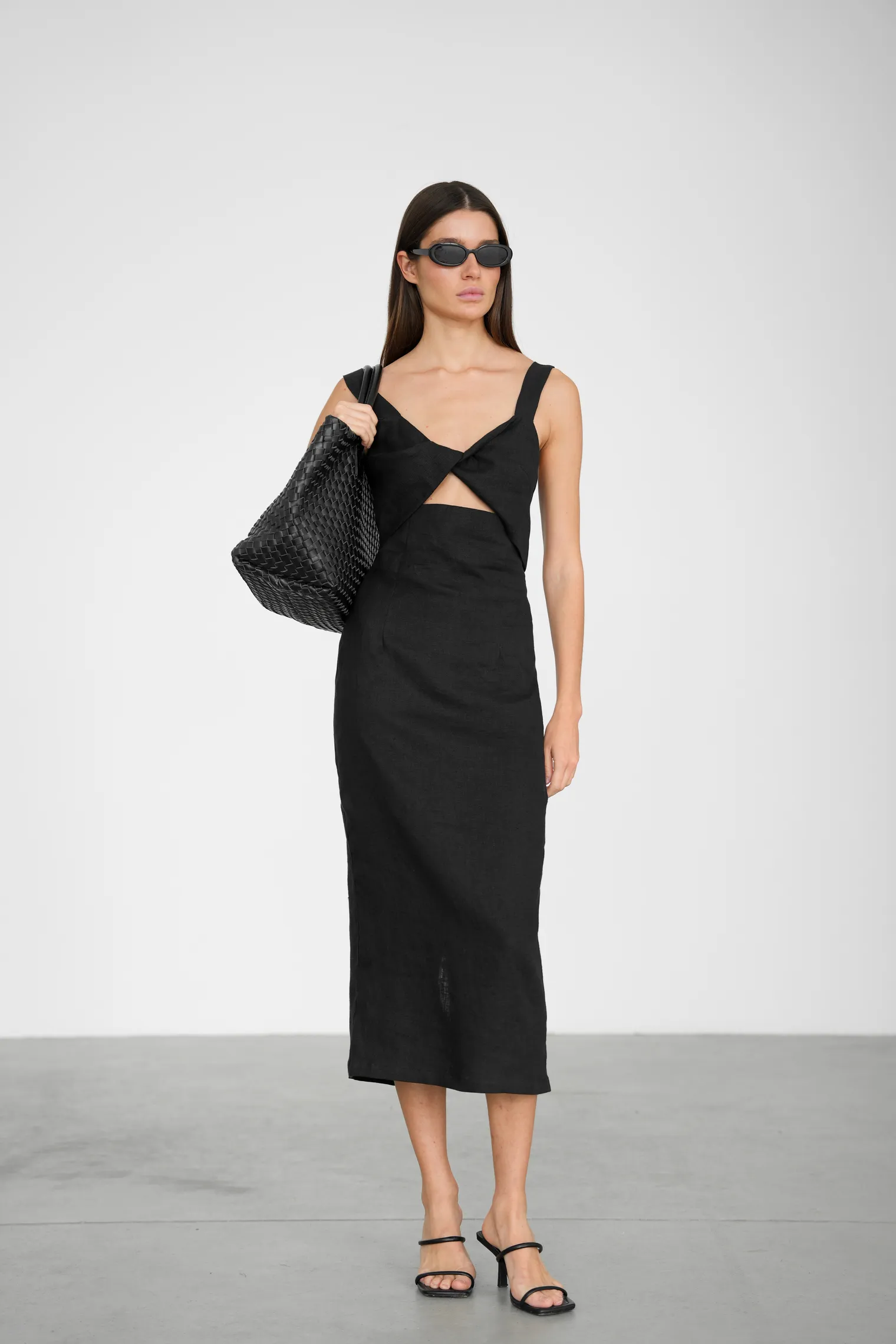 Платье на бретелях изо льна чёрного цвета фото 1