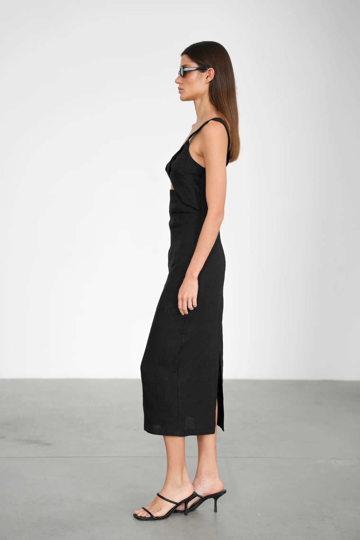 Платье на бретелях изо льна чёрного цвета фото 7
