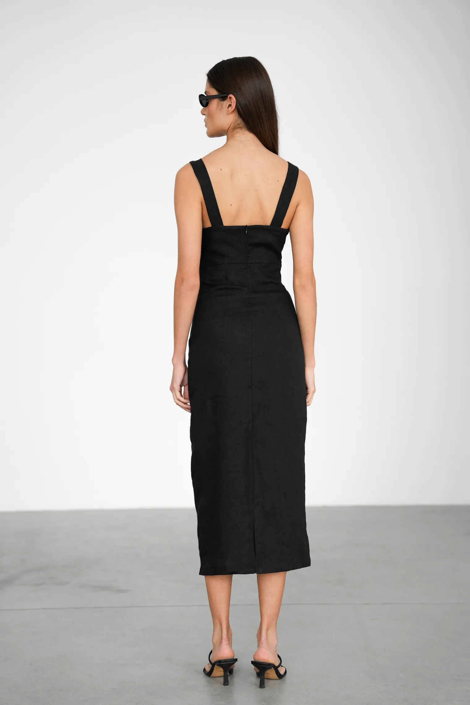 Платье на бретелях изо льна чёрного цвета фото 4