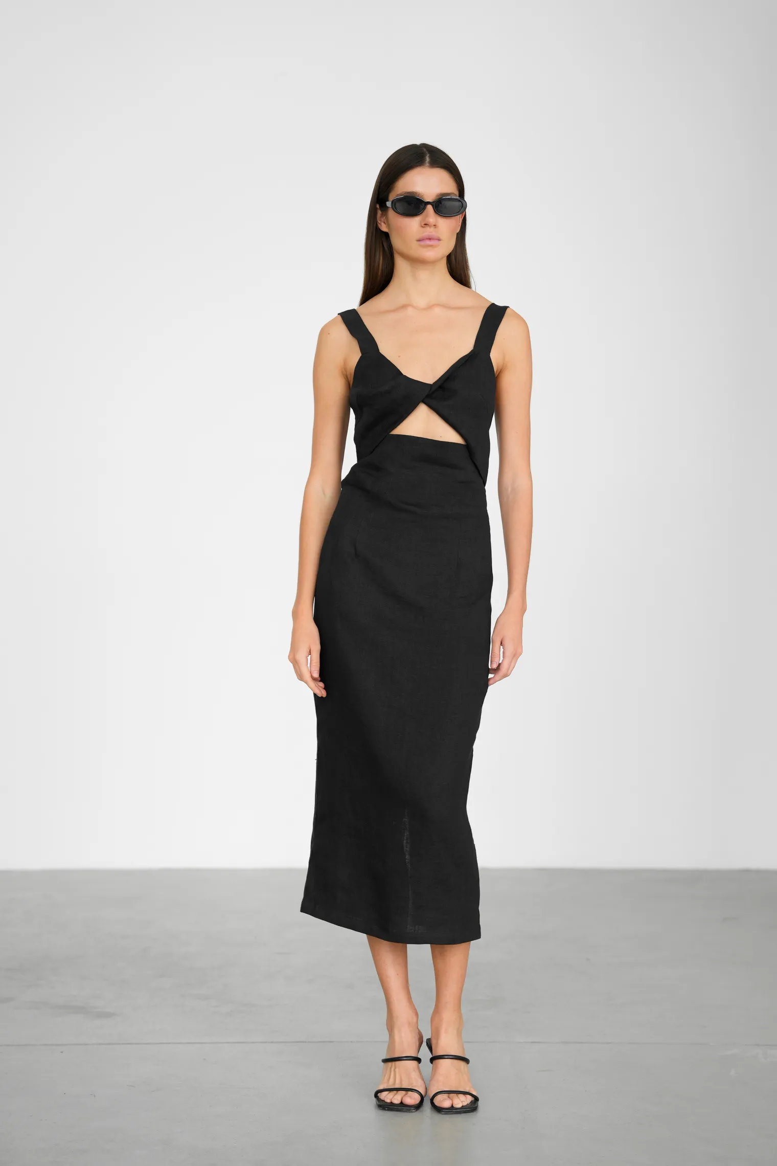 Платье на бретелях изо льна чёрного цвета фото 3