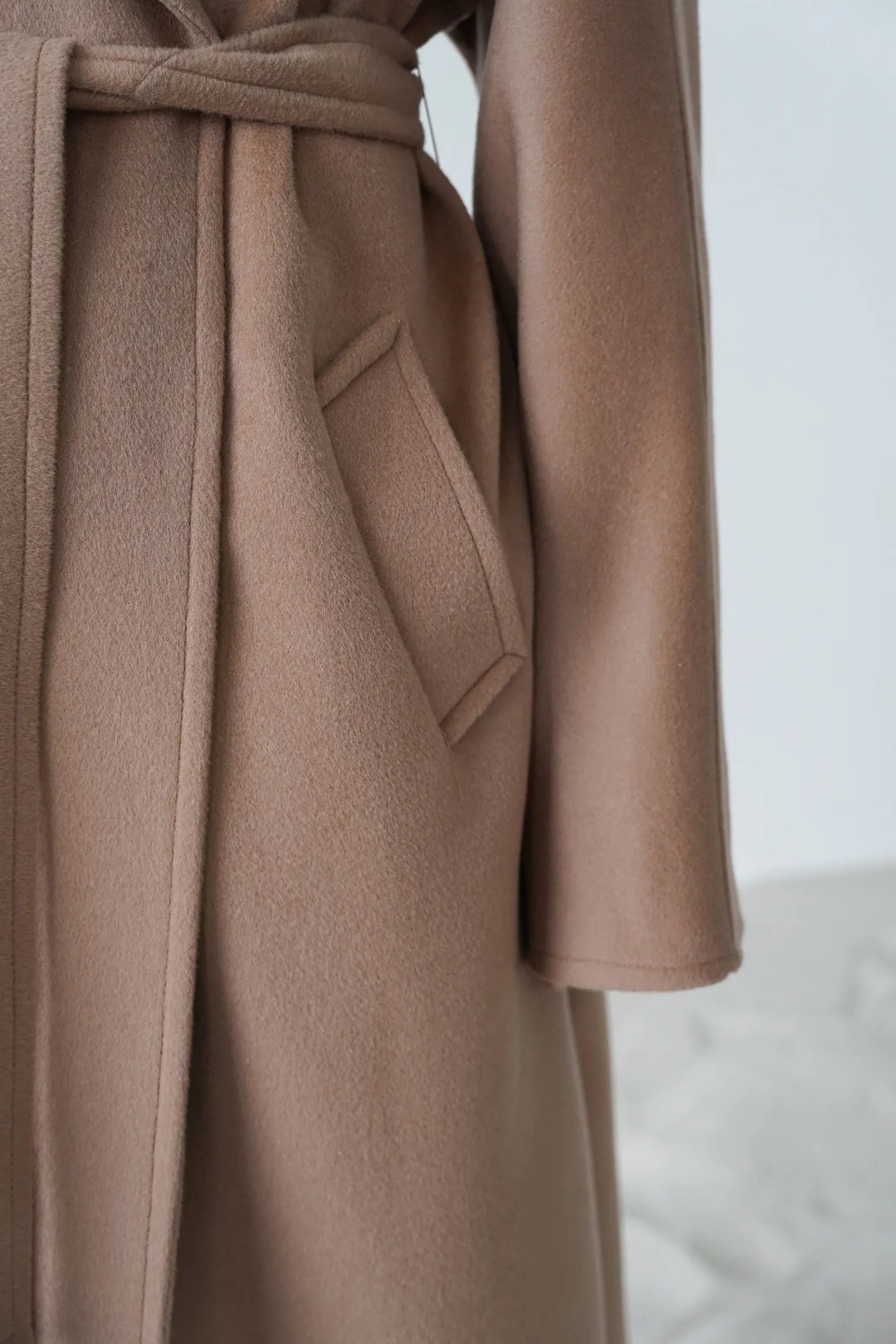 Пальто-халат с цельнокройным рукавом миндального цвета фото 6