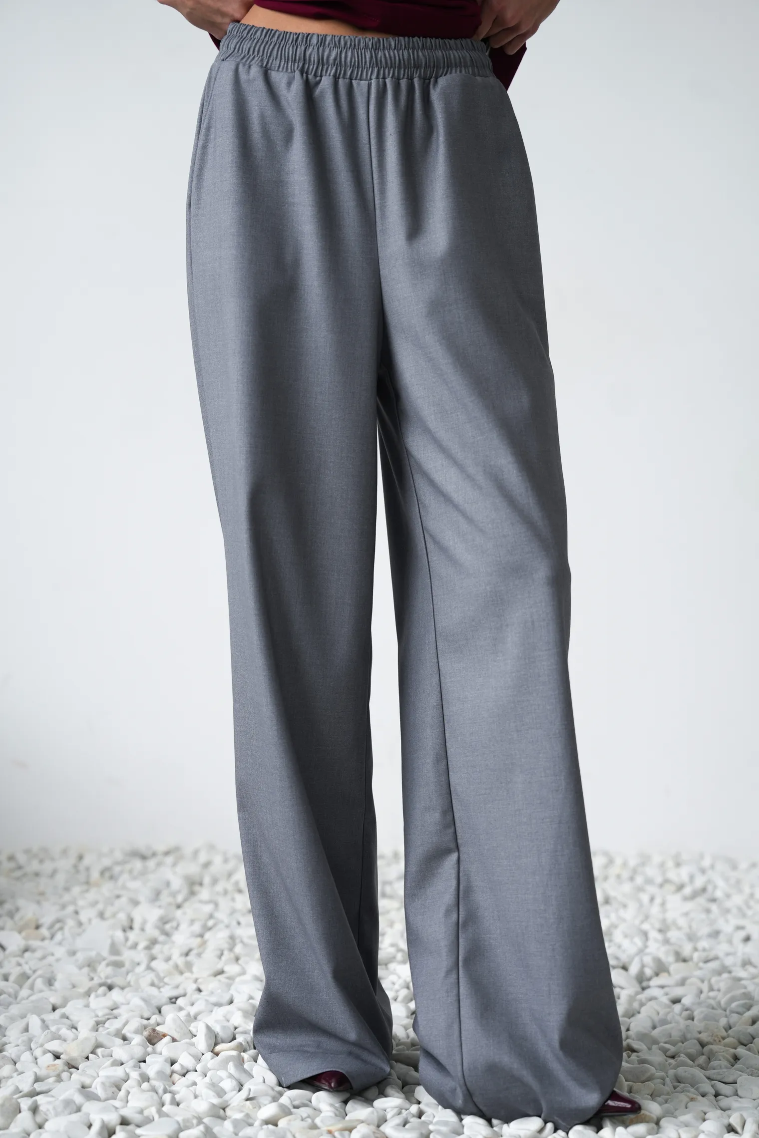 Брюки прямого кроя с карманами серого цвета фото 3