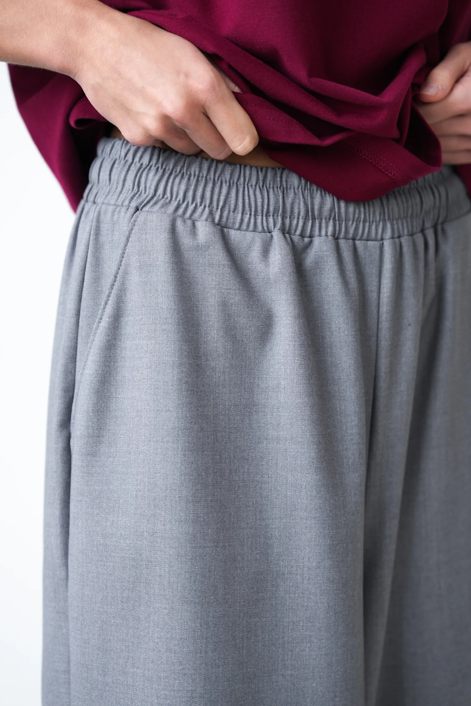 Брюки прямого кроя с карманами серого цвета фото 2