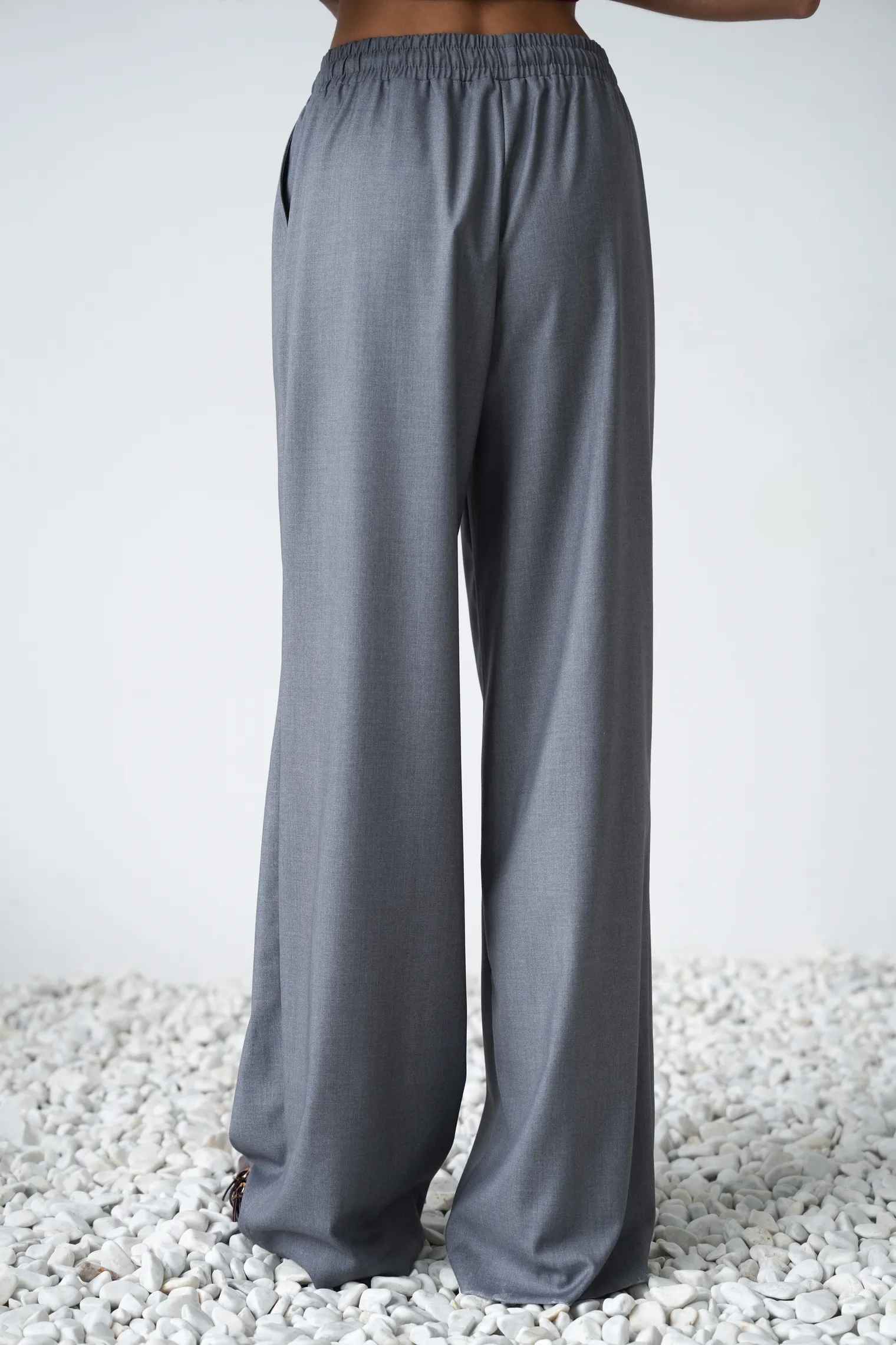 Брюки прямого кроя с карманами серого цвета фото 4