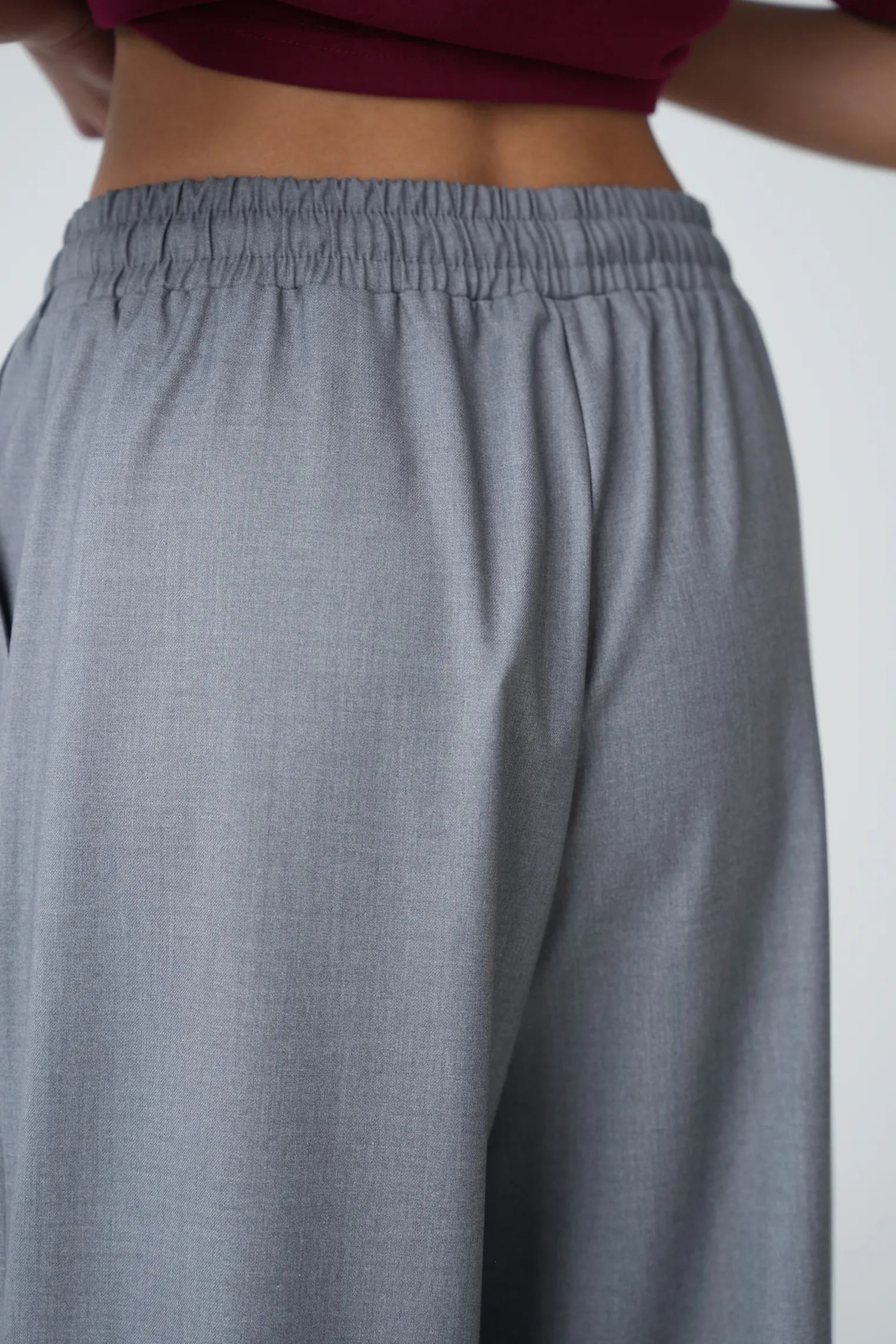 Брюки прямого кроя с карманами серого цвета фото 6