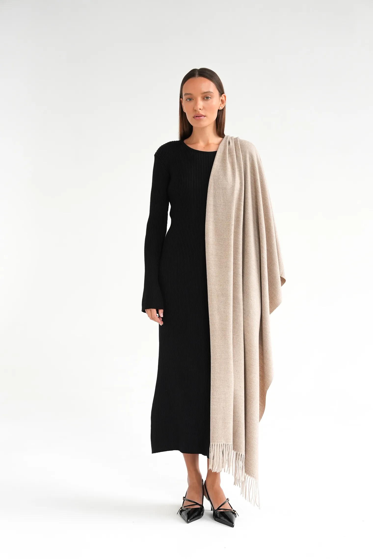 Палантин однотонный из вискозы бежевого цвета фото 5