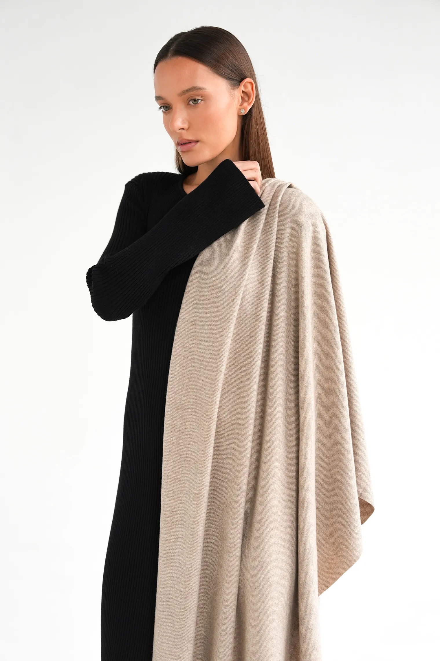 Палантин однотонный из вискозы бежевого цвета фото 6