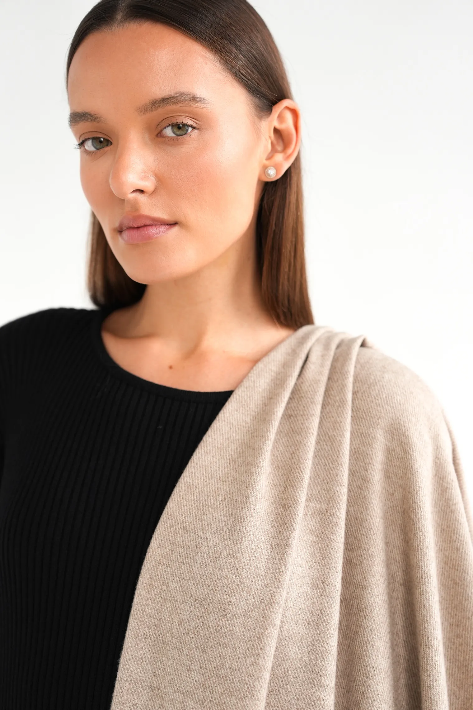 Палантин однотонный из вискозы бежевого цвета фото 4