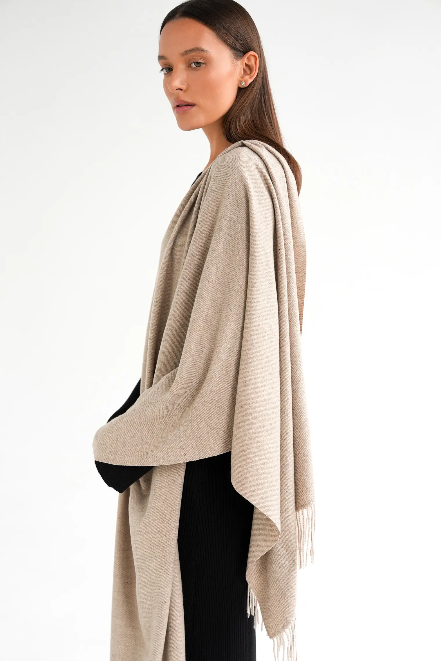 Палантин однотонный из вискозы бежевого цвета фото 3