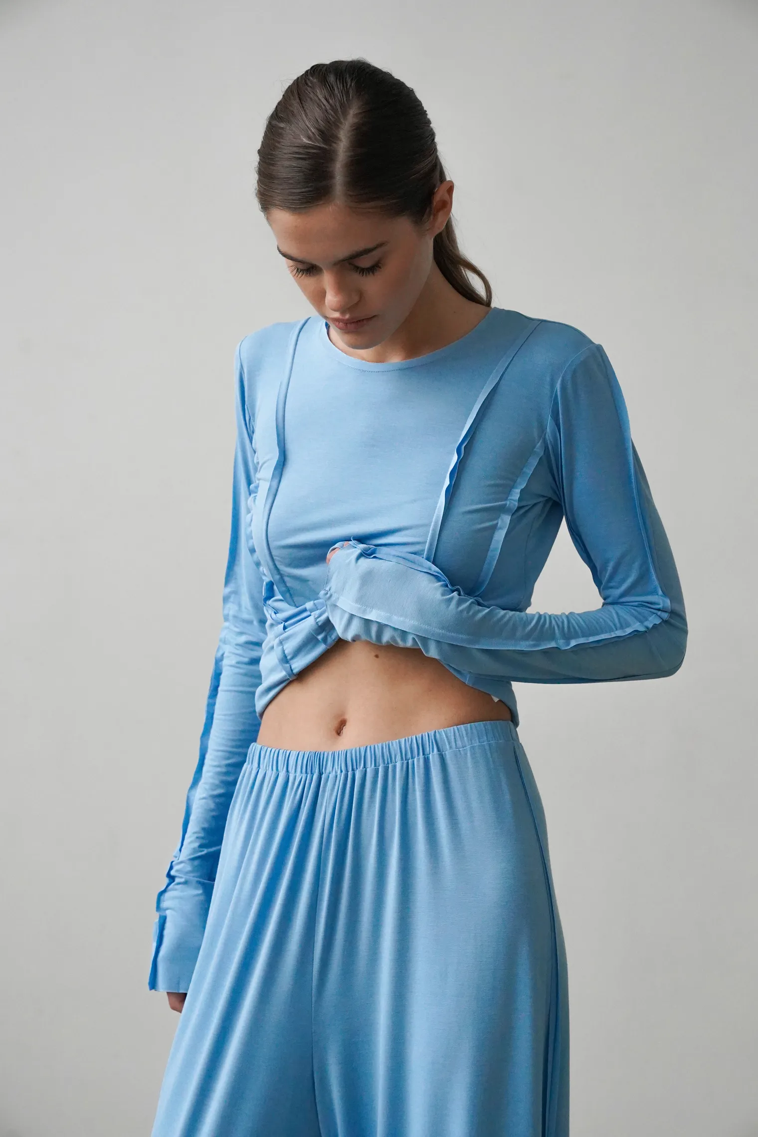 Лонгслив с удлинённым рукавом небесного цвета фото 8