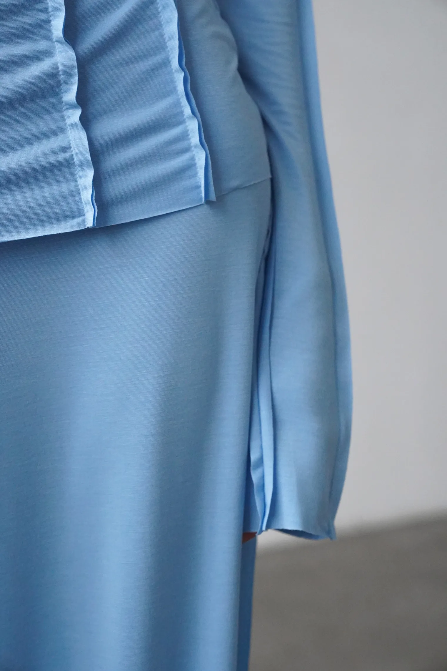 Лонгслив с удлинённым рукавом небесного цвета фото 2