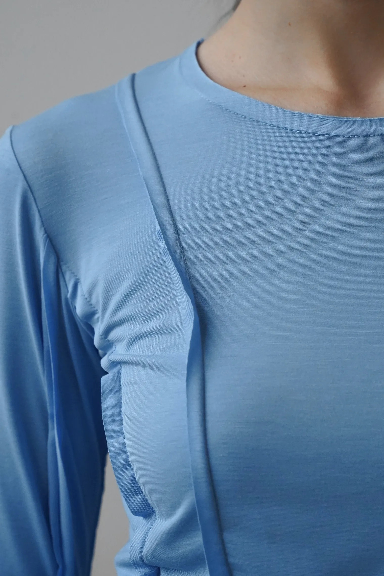 Лонгслив с удлинённым рукавом небесного цвета фото 7