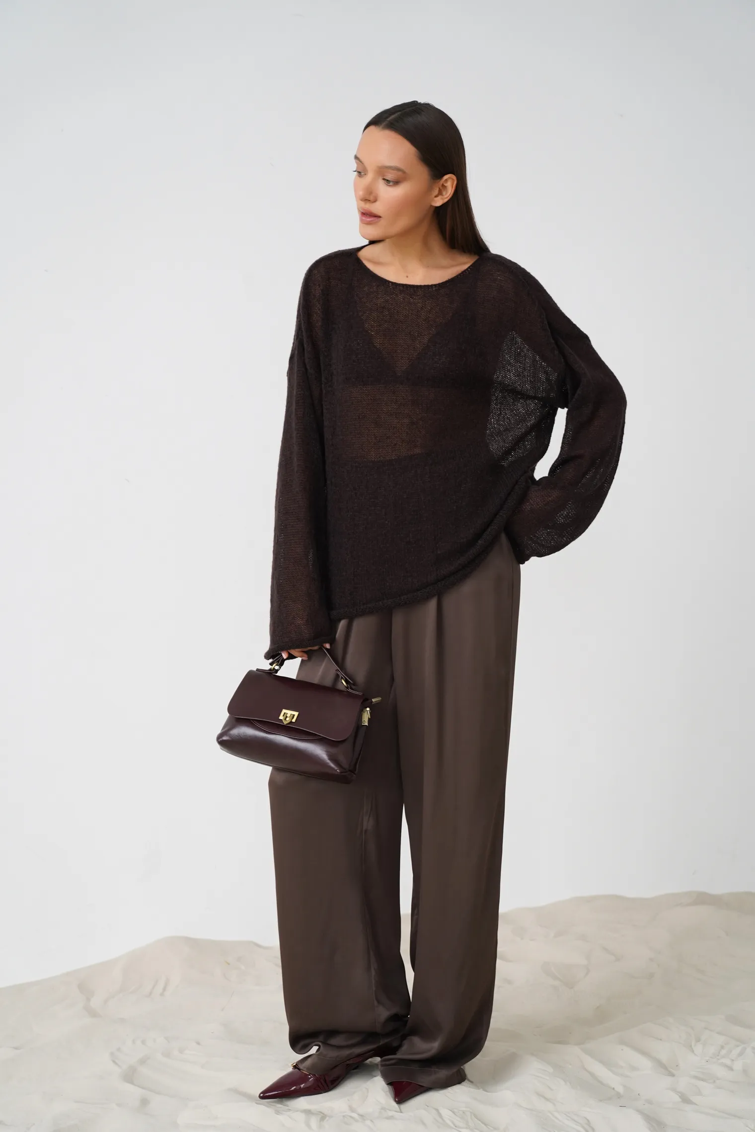 Джемпер мелкой вязки с низким воротником цвета горький шоколад фото 7