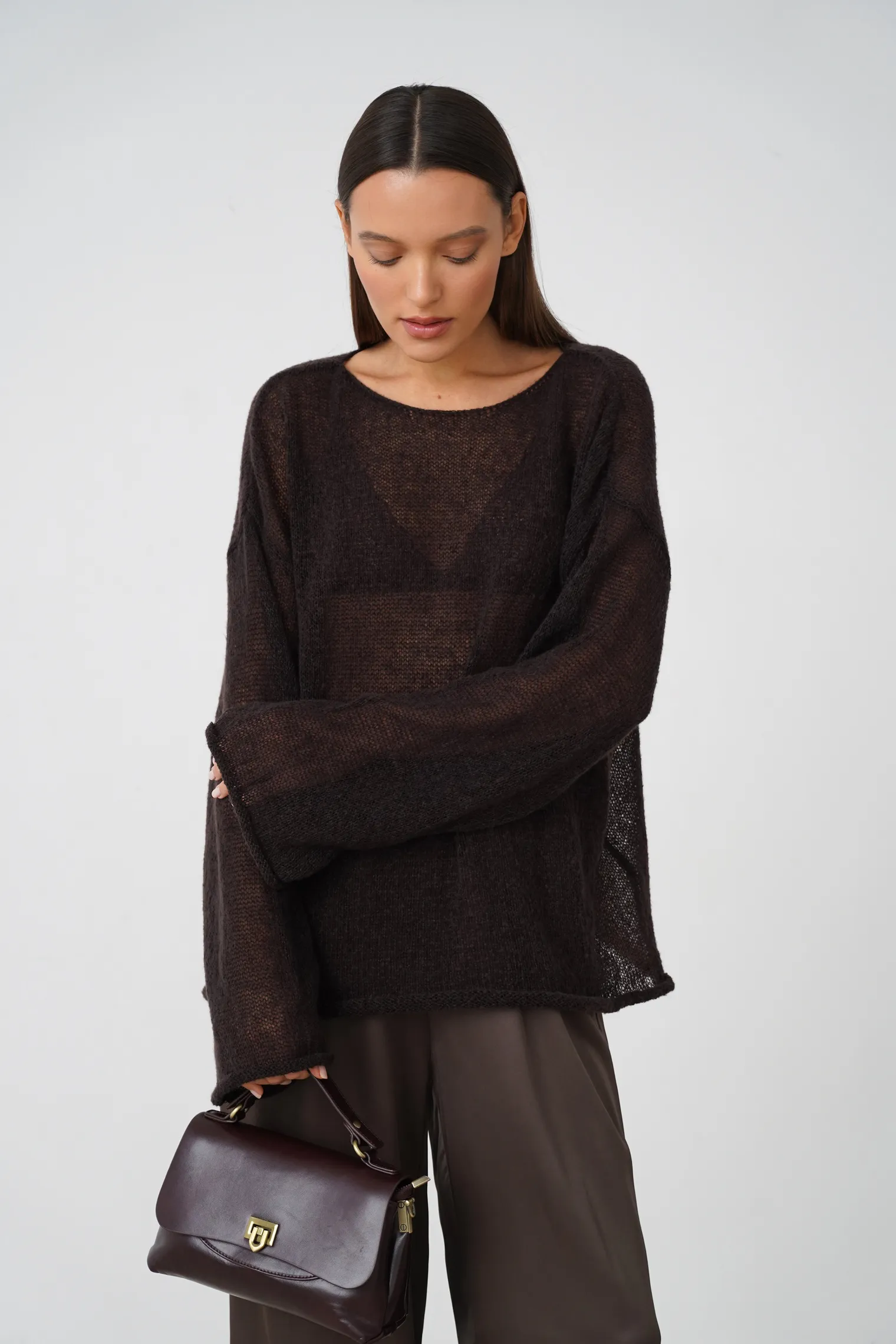 Джемпер мелкой вязки с низким воротником цвета горький шоколад фото 5