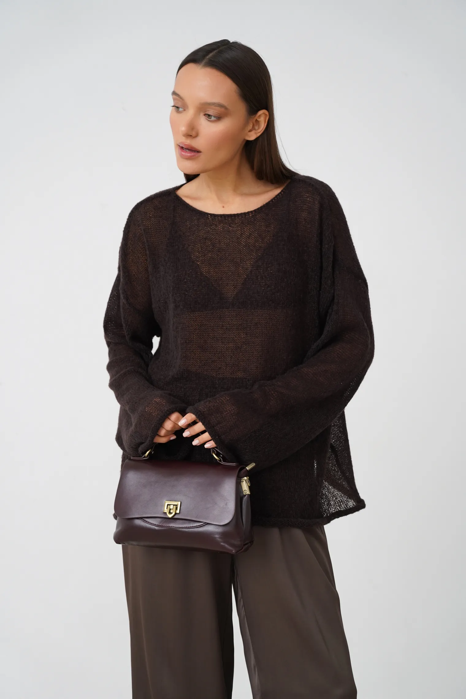 Джемпер мелкой вязки с низким воротником цвета горький шоколад фото 1