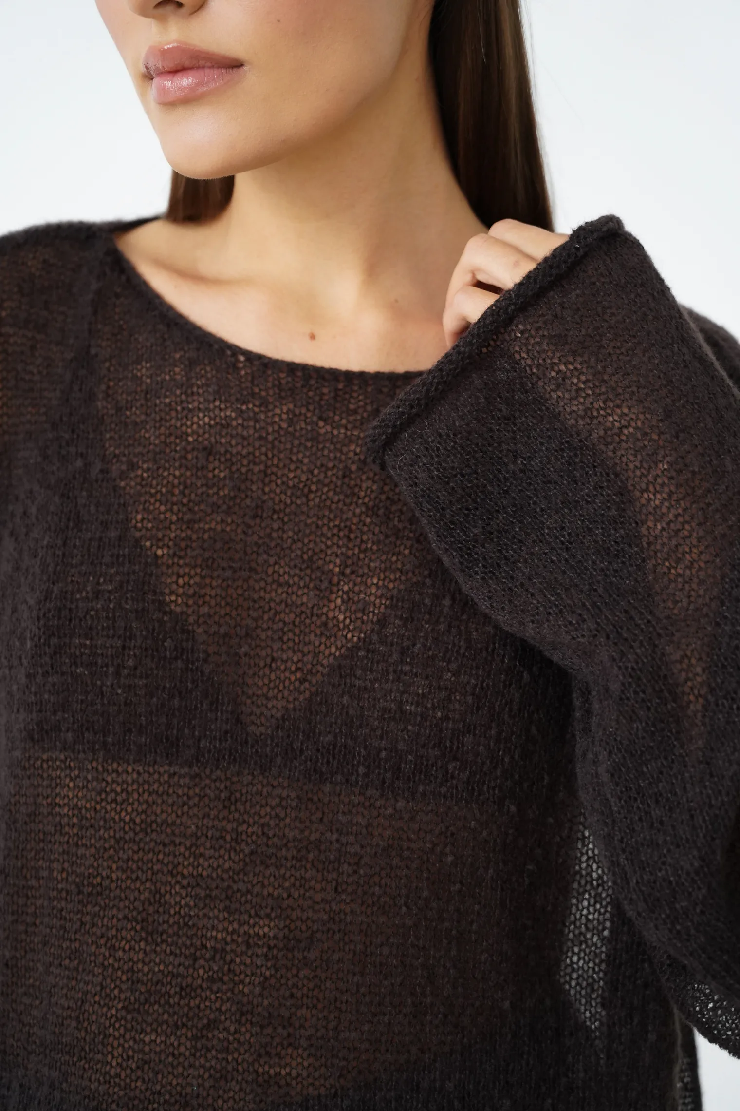Джемпер мелкой вязки с низким воротником цвета горький шоколад фото 2