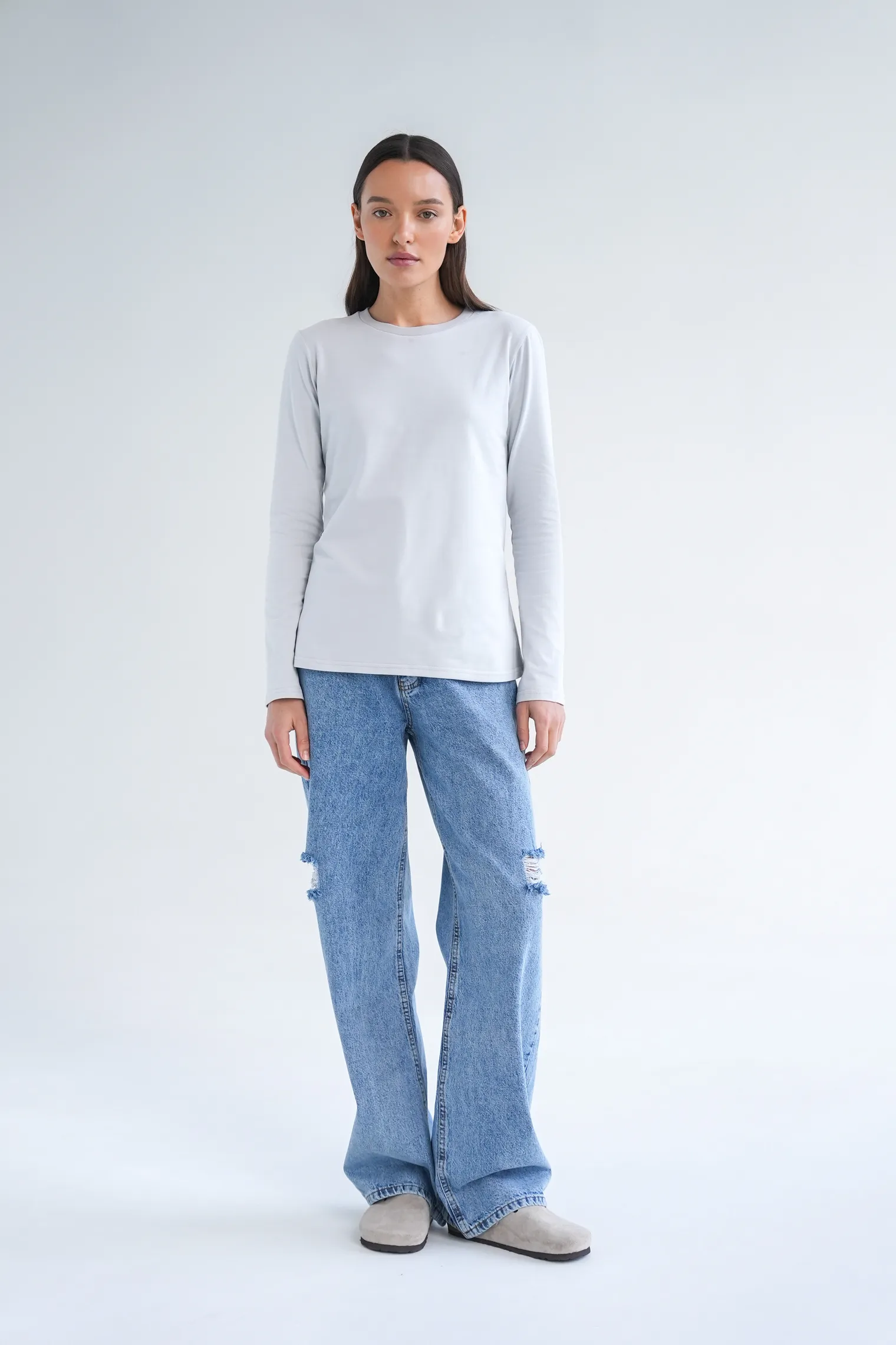 Джинсы свободного кроя с разрезами цвета синяя варка фото 2