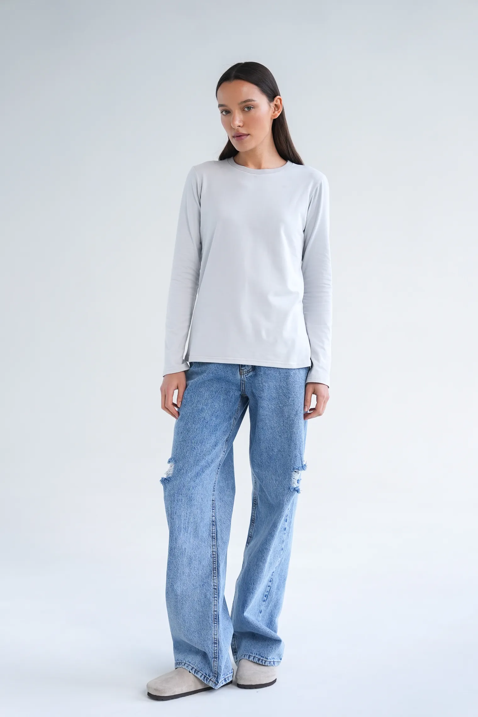 Джинсы свободного кроя с разрезами цвета синяя варка фото 5