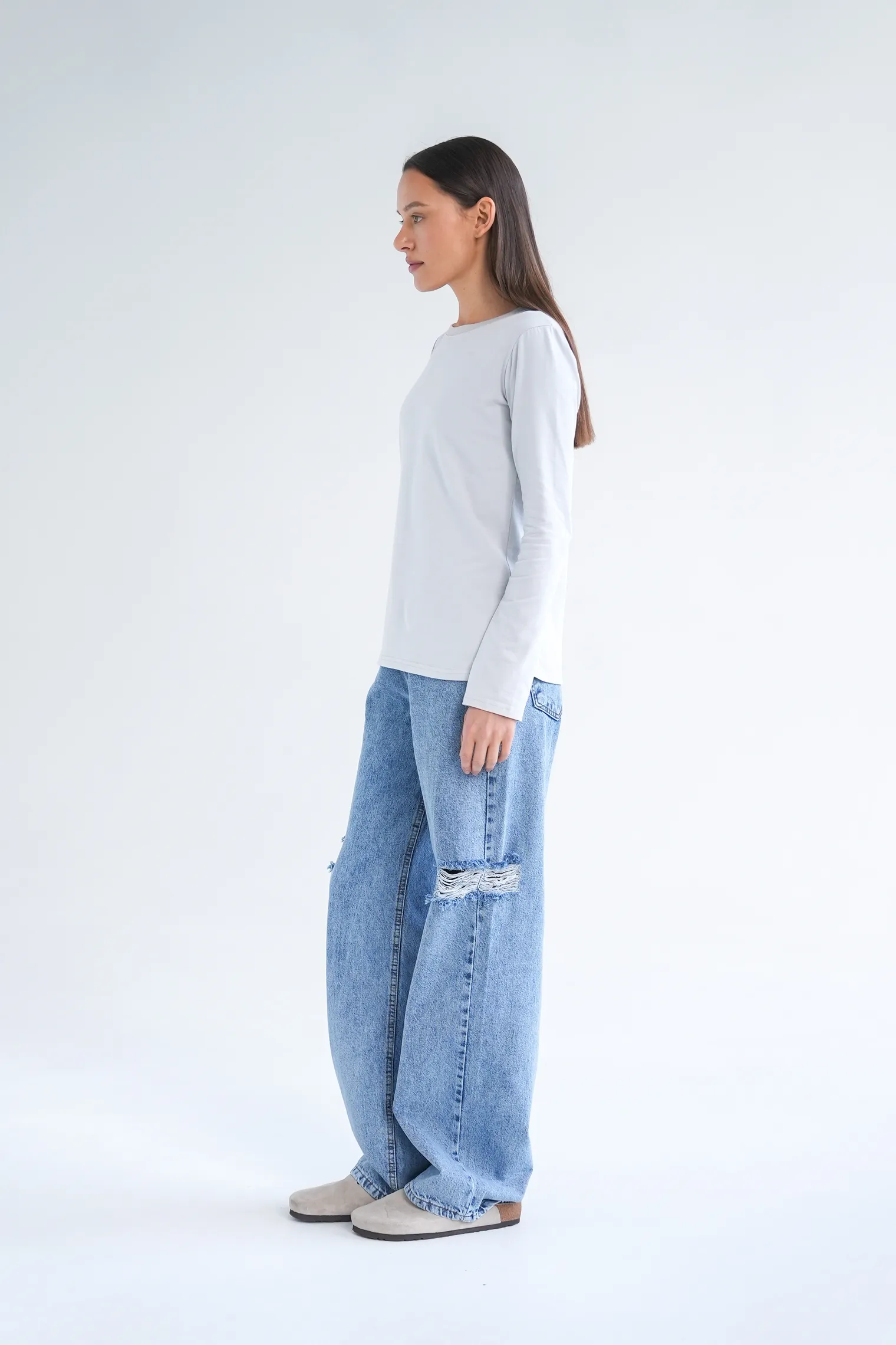 Джинсы свободного кроя с разрезами цвета синяя варка фото 7