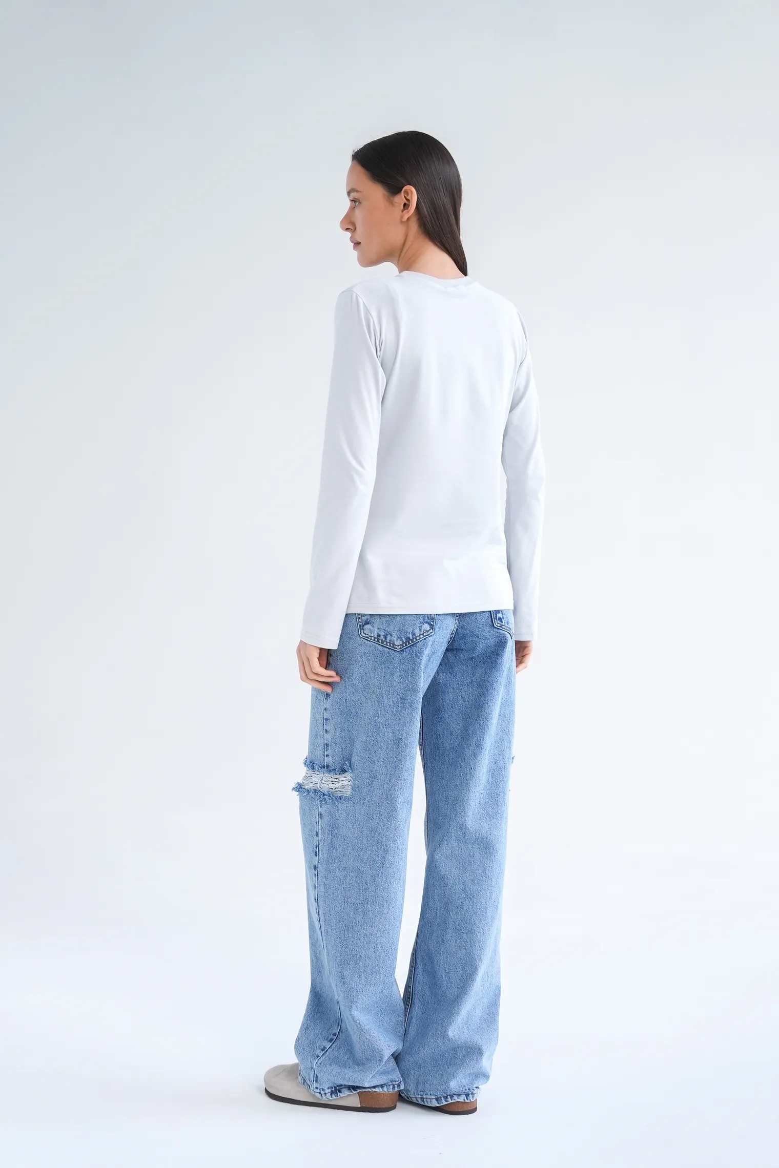 Джинсы свободного кроя с разрезами цвета синяя варка фото 9