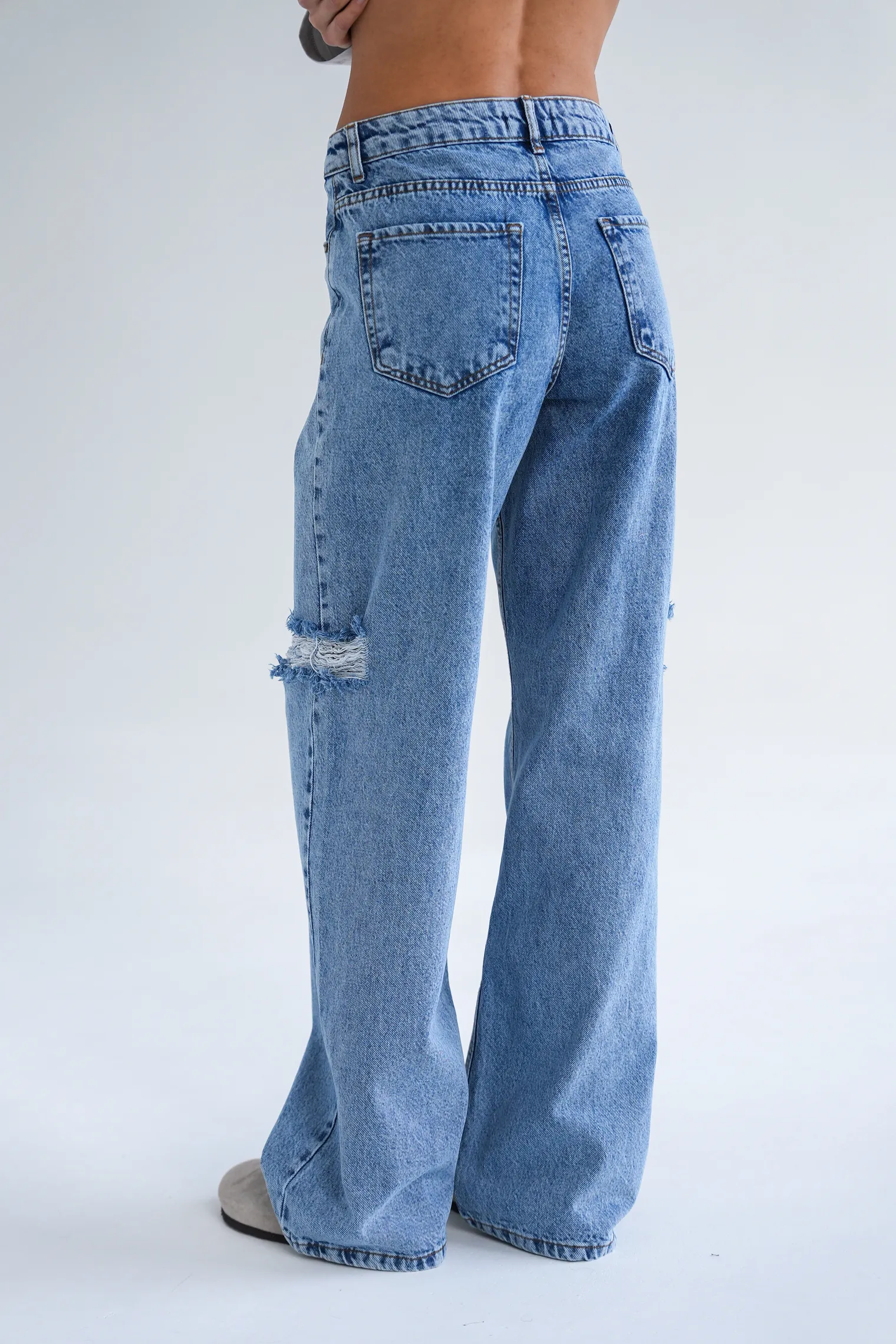 Джинсы свободного кроя с разрезами цвета синяя варка фото 4