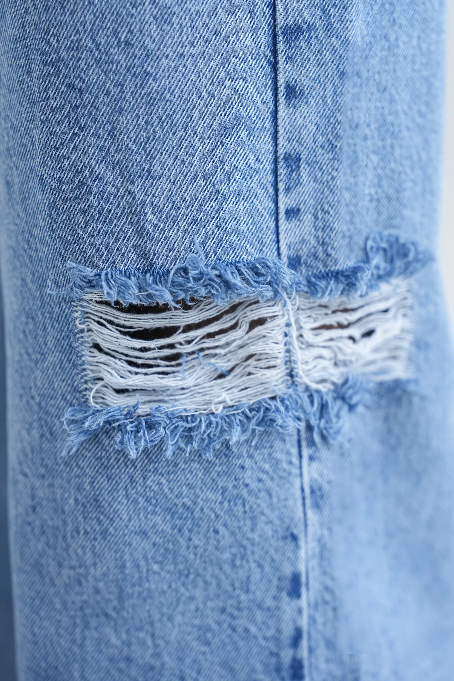 Джинсы свободного кроя с разрезами цвета синяя варка фото 8