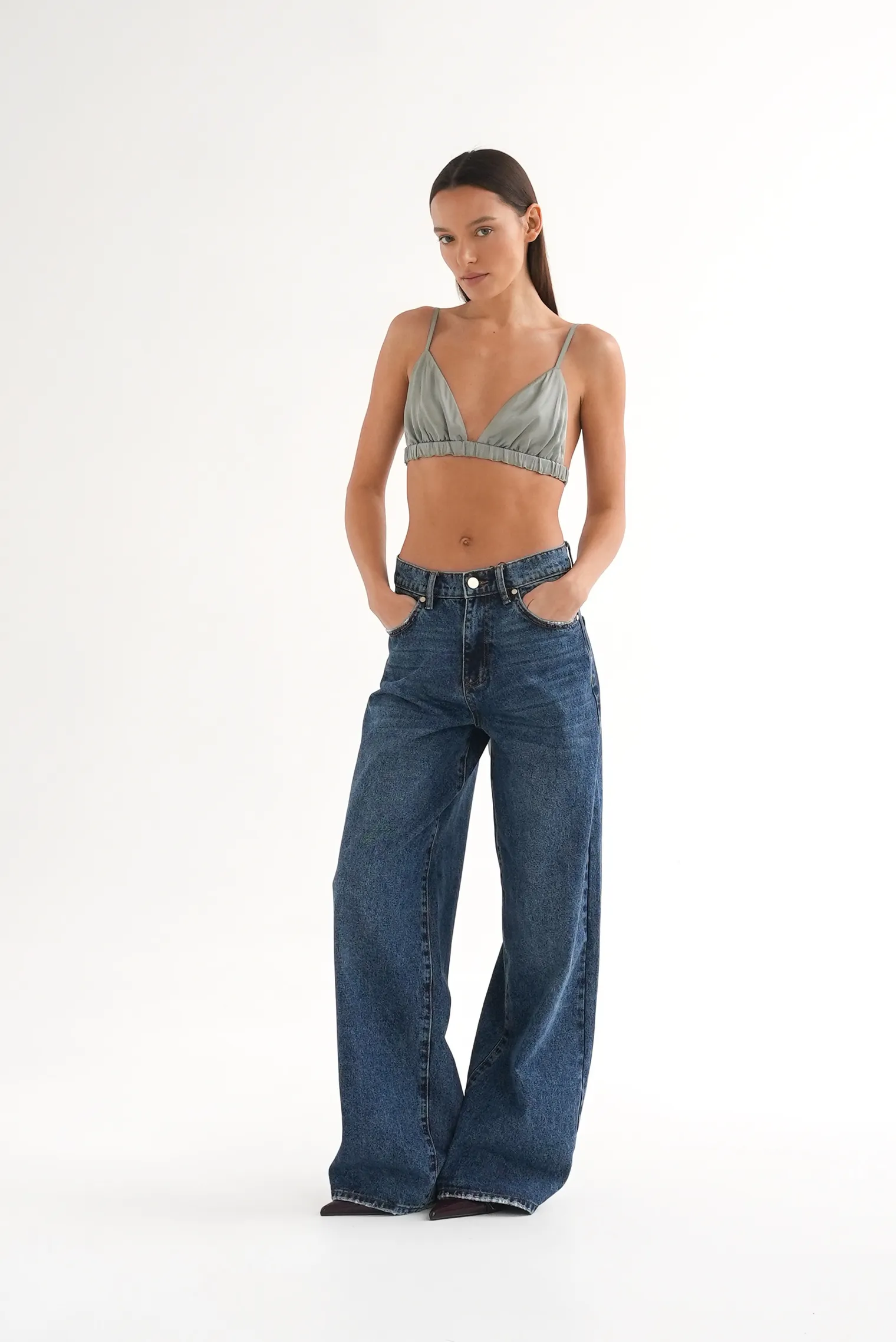 Топ укороченный на регулируемых бретелях с завязками цвета полынь фото 6