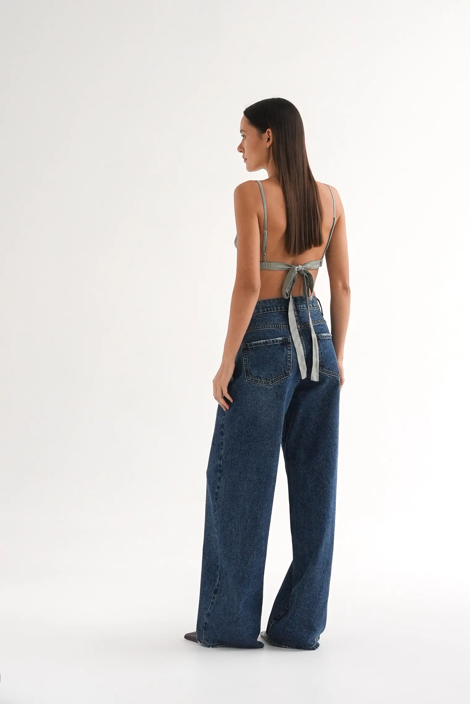 Топ укороченный на регулируемых бретелях с завязками цвета полынь фото 4