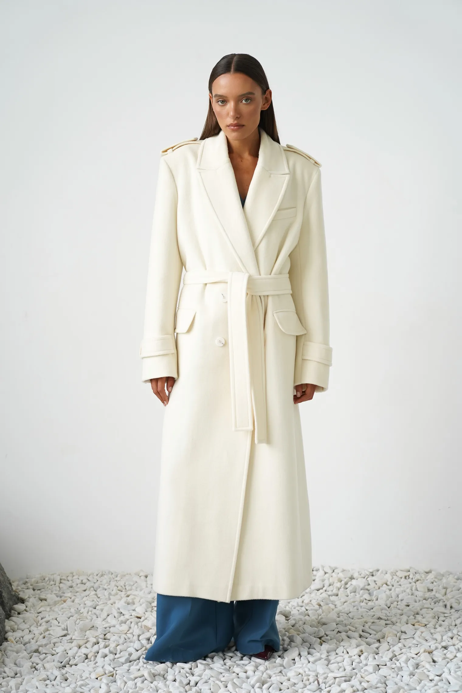 Пальто двубортное с патами на рукавах цвета тофу фото 3