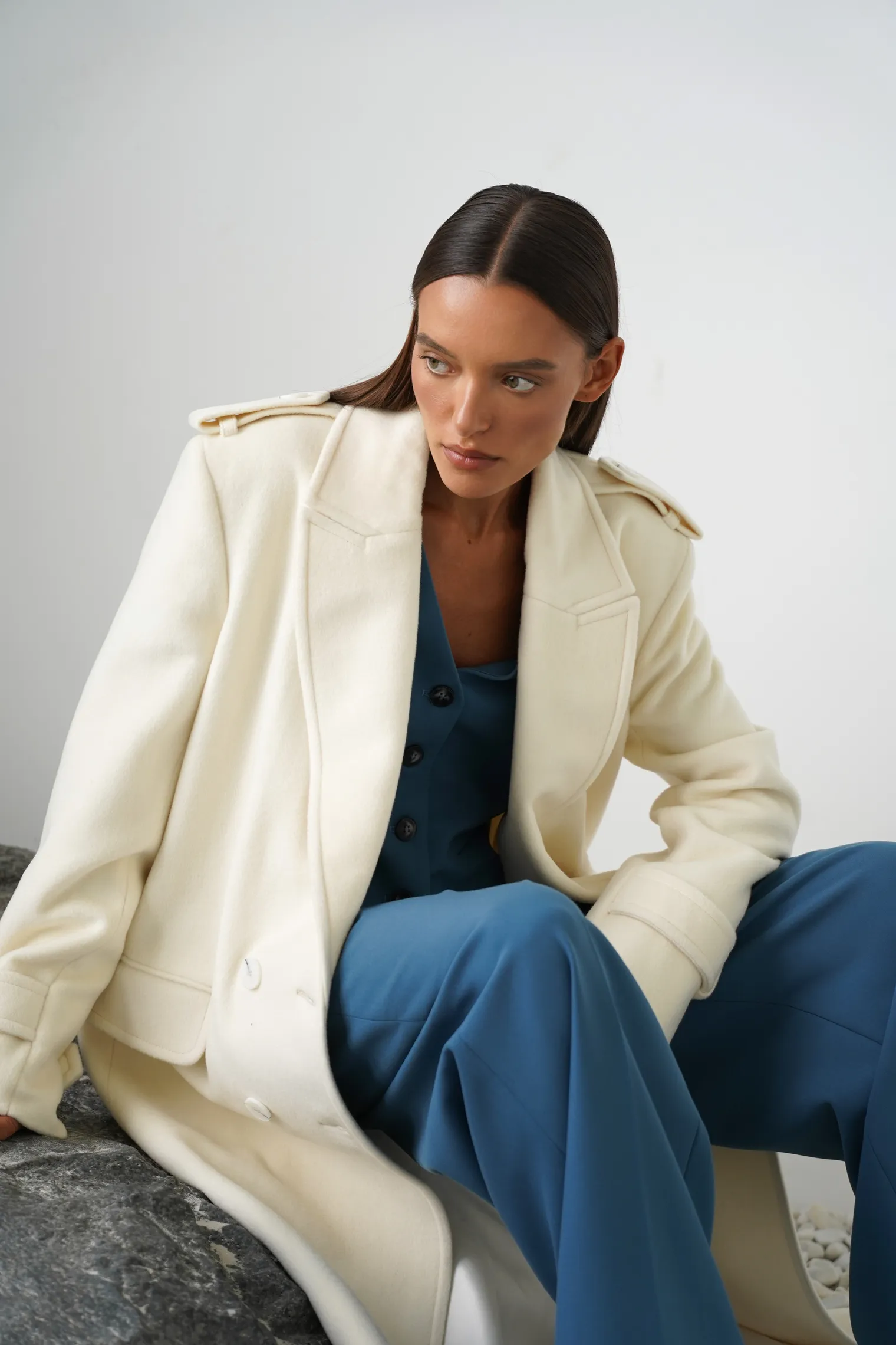 Пальто двубортное с патами на рукавах цвета тофу фото 1