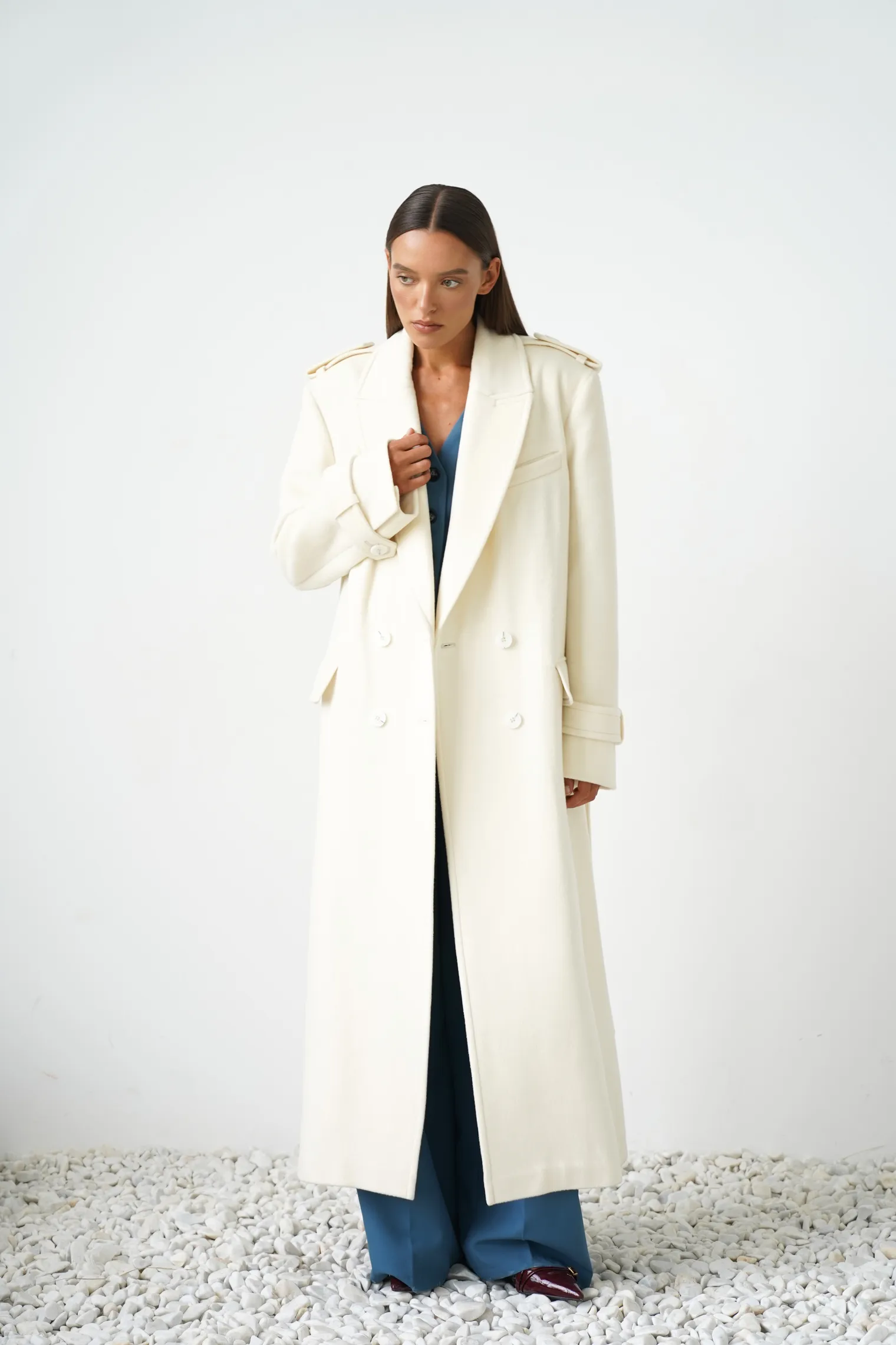 Пальто двубортное с патами на рукавах цвета тофу фото 5