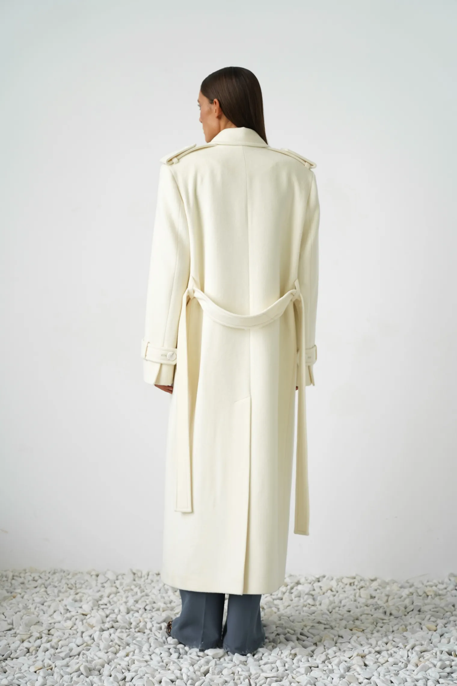 Пальто двубортное с патами на рукавах цвета тофу фото 4