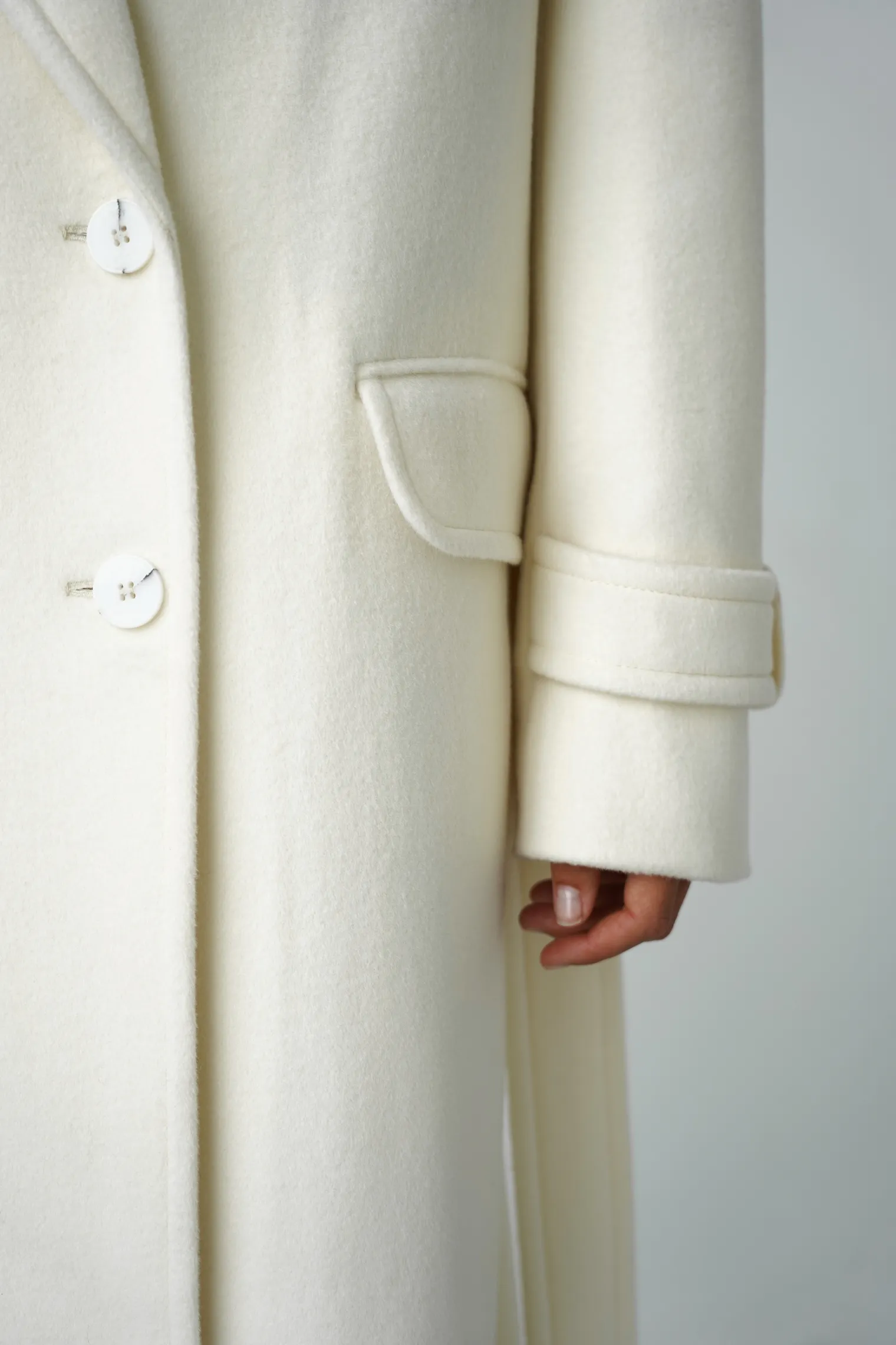 Пальто двубортное с патами на рукавах цвета тофу фото 8