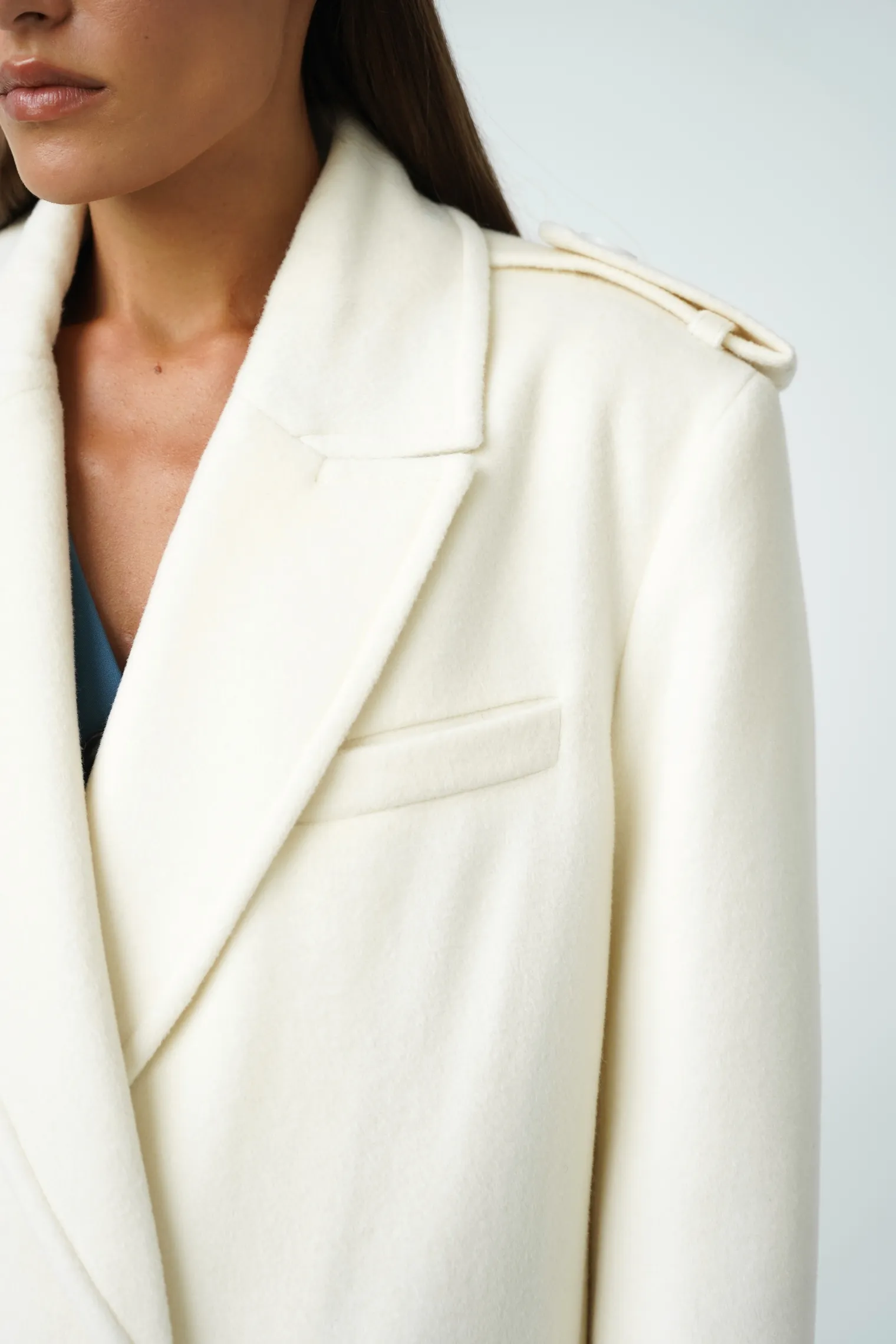 Пальто двубортное с патами на рукавах цвета тофу фото 2